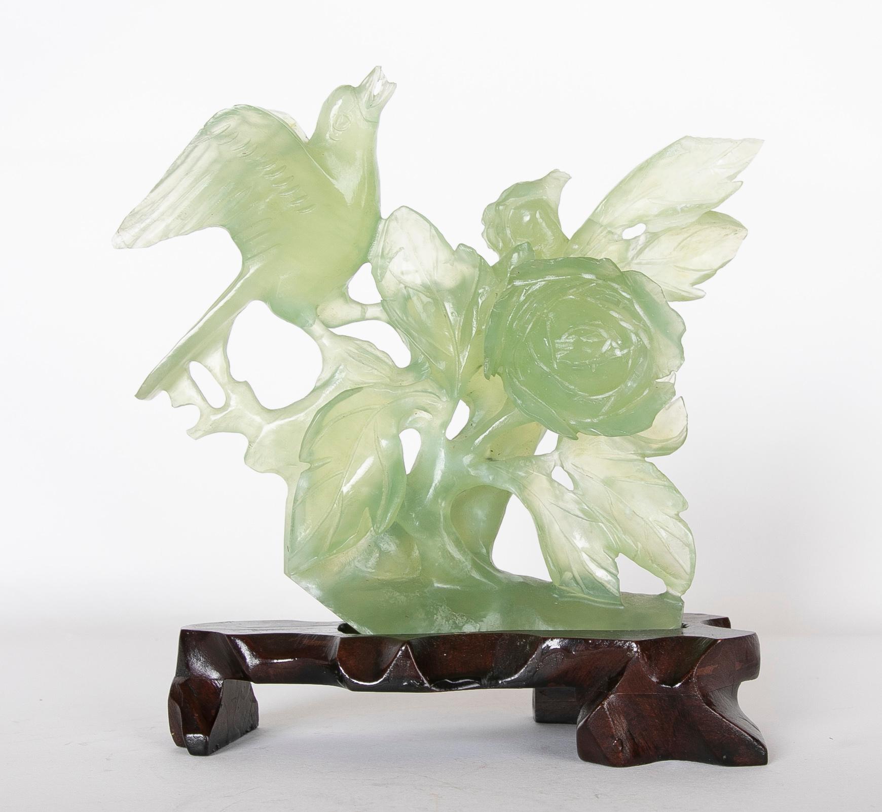 Handgeschnitzte Vogel-Jadeit-Skulptur mit Blumen und Holzsockel im Angebot 4