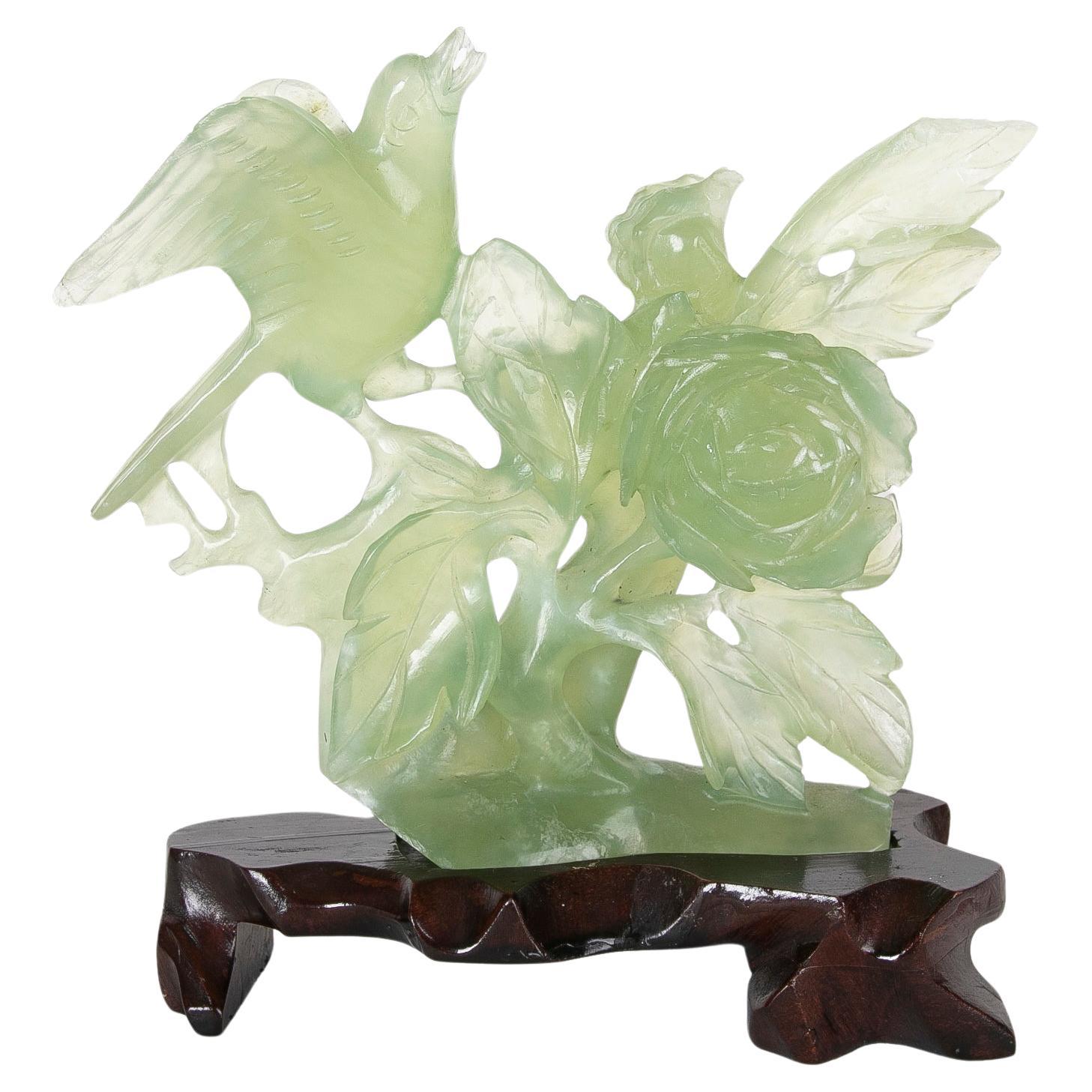 Handgeschnitzte Vogel-Jadeit-Skulptur mit Blumen und Holzsockel im Angebot