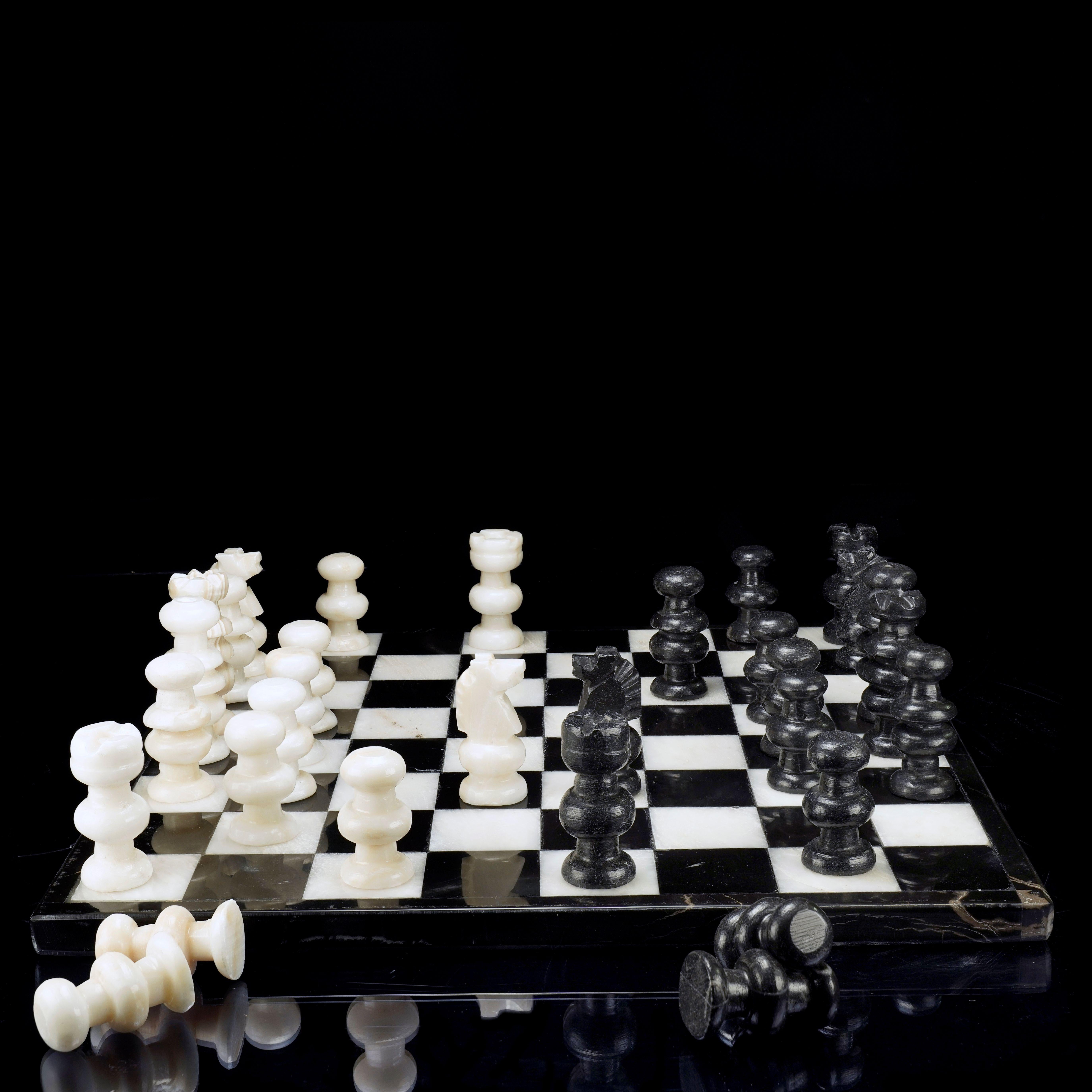 Rehaussez votre collection avec cet exquis jeu d'échecs en onyx noir et blanc sculpté à la main, une fusion frappante de l'art et de la fonctionnalité. Fabriquée à partir d'onyx véritable, chaque pièce met en valeur les veines naturelles de la