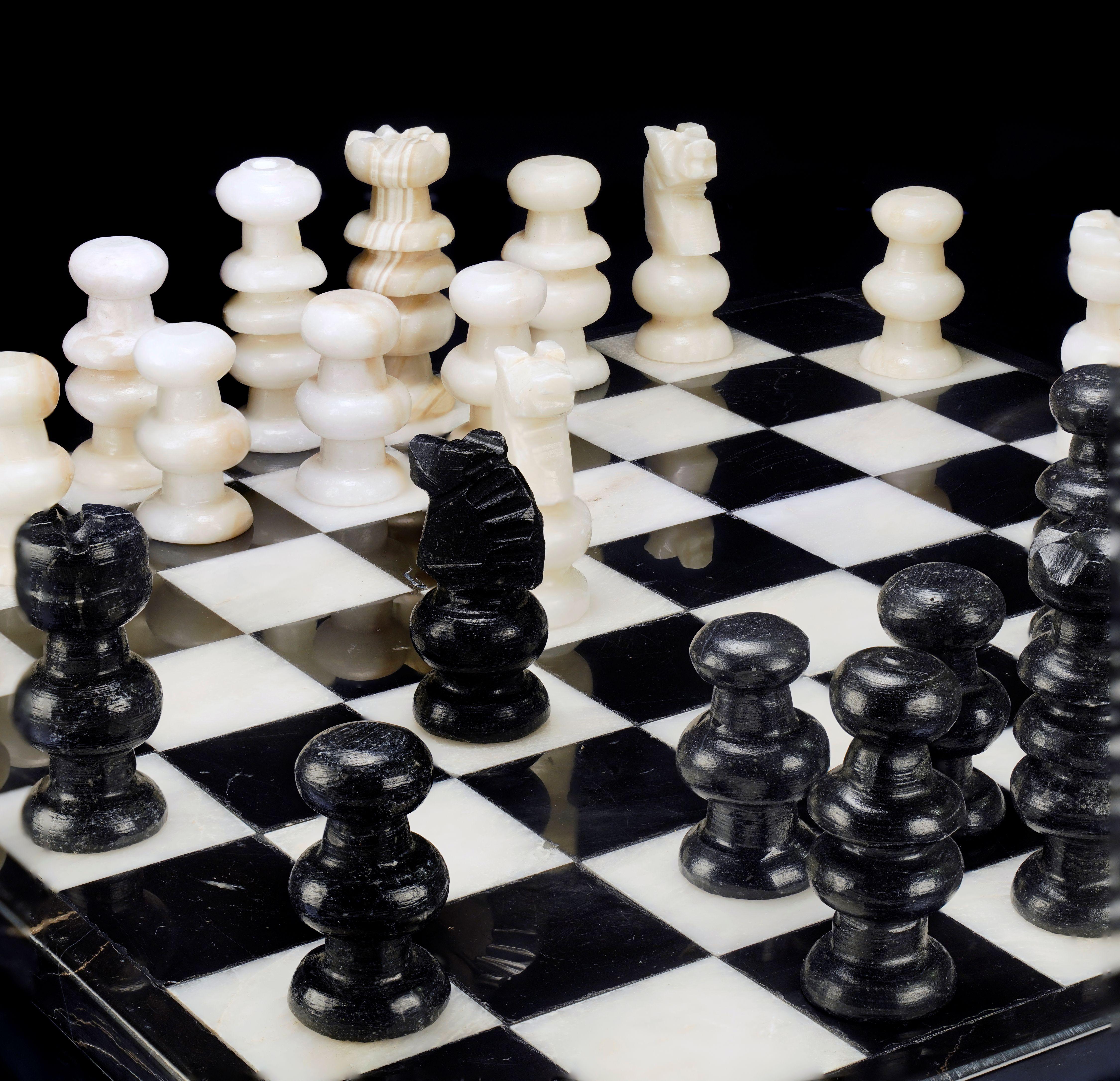 Mexicain Hand-Carved Black and White Onyx Chess Set en vente