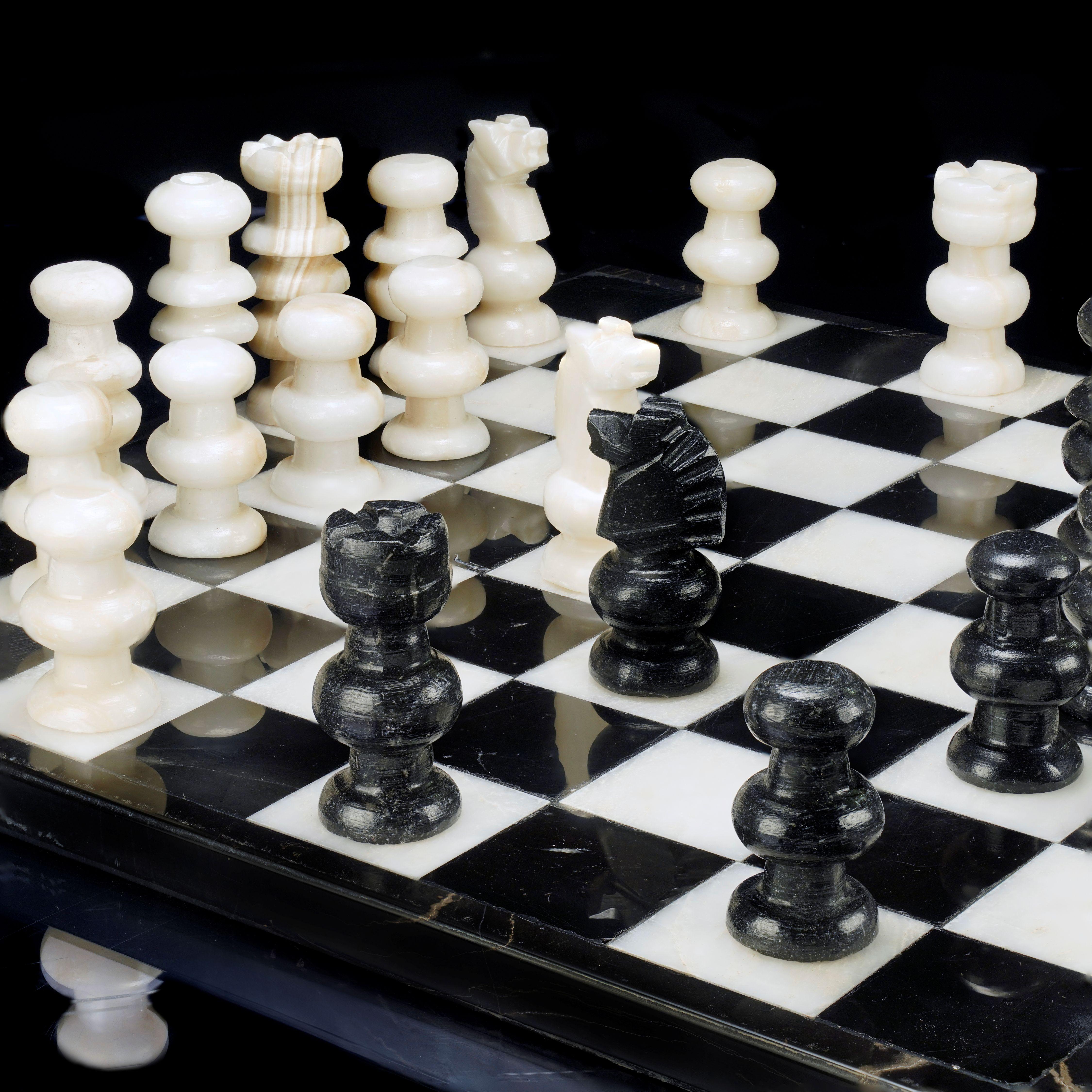 Sculpté Hand-Carved Black and White Onyx Chess Set en vente