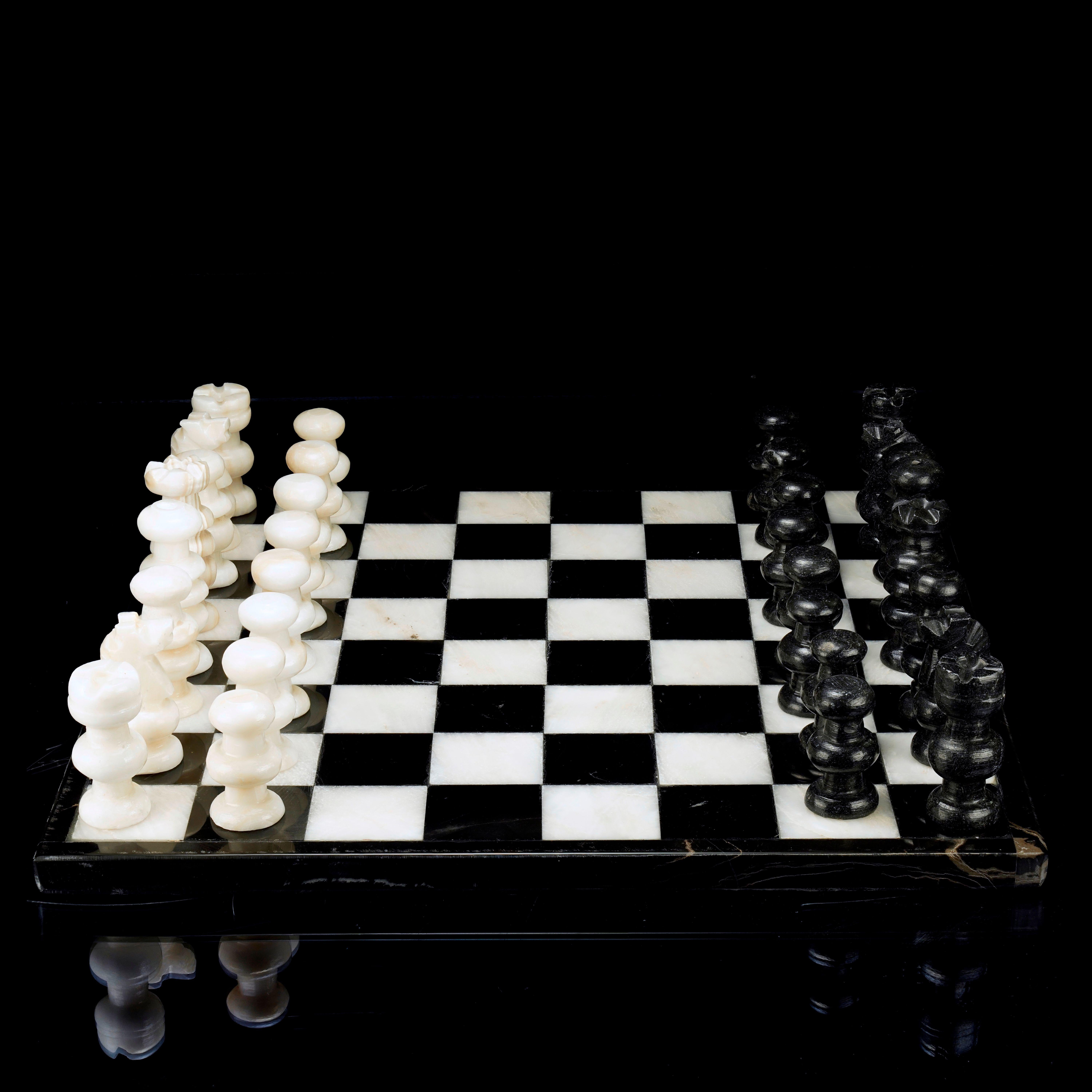 Hand-Carved Black and White Onyx Chess Set Neuf - En vente à New York, NY