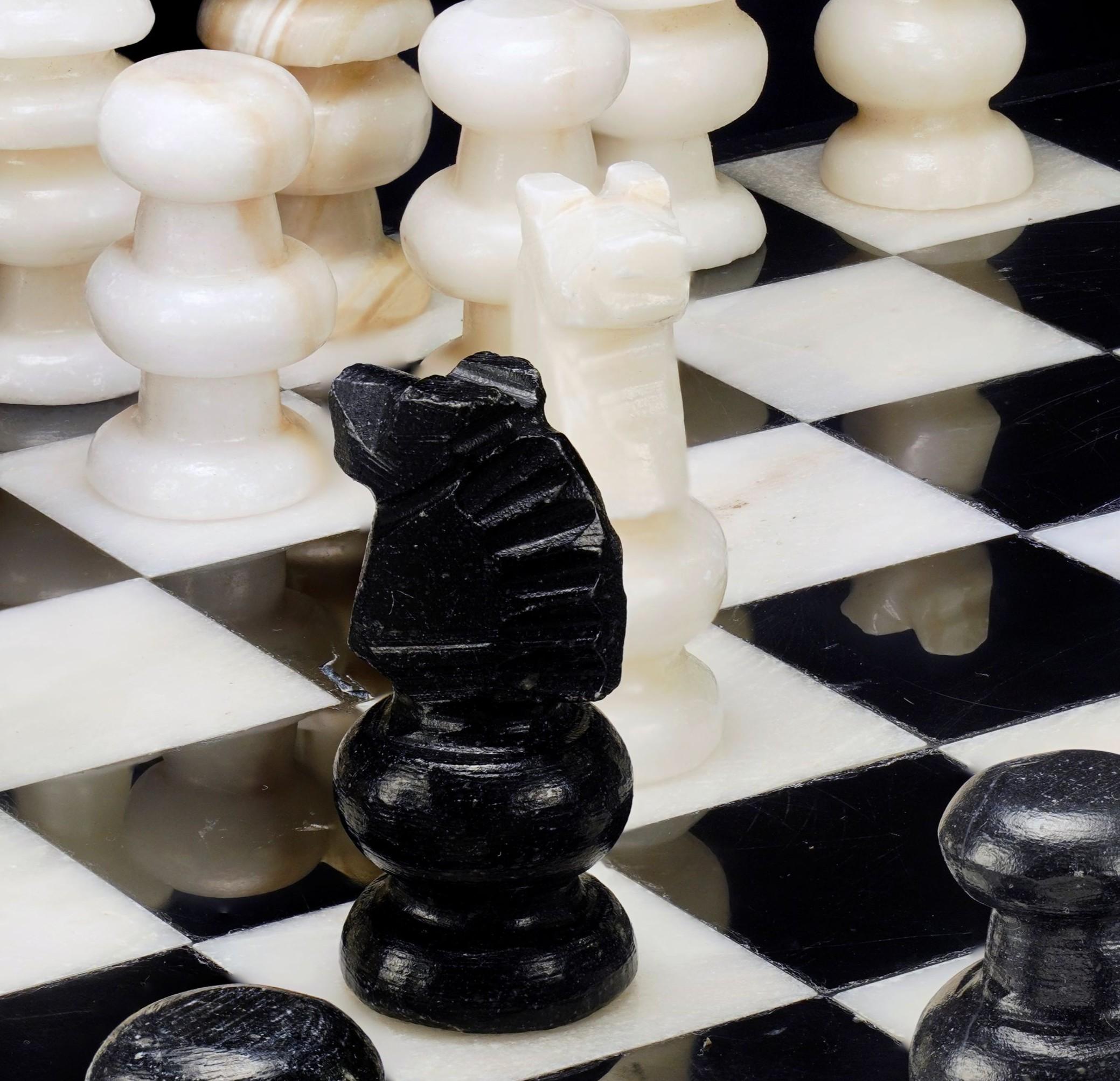 XXIe siècle et contemporain Hand-Carved Black and White Onyx Chess Set en vente