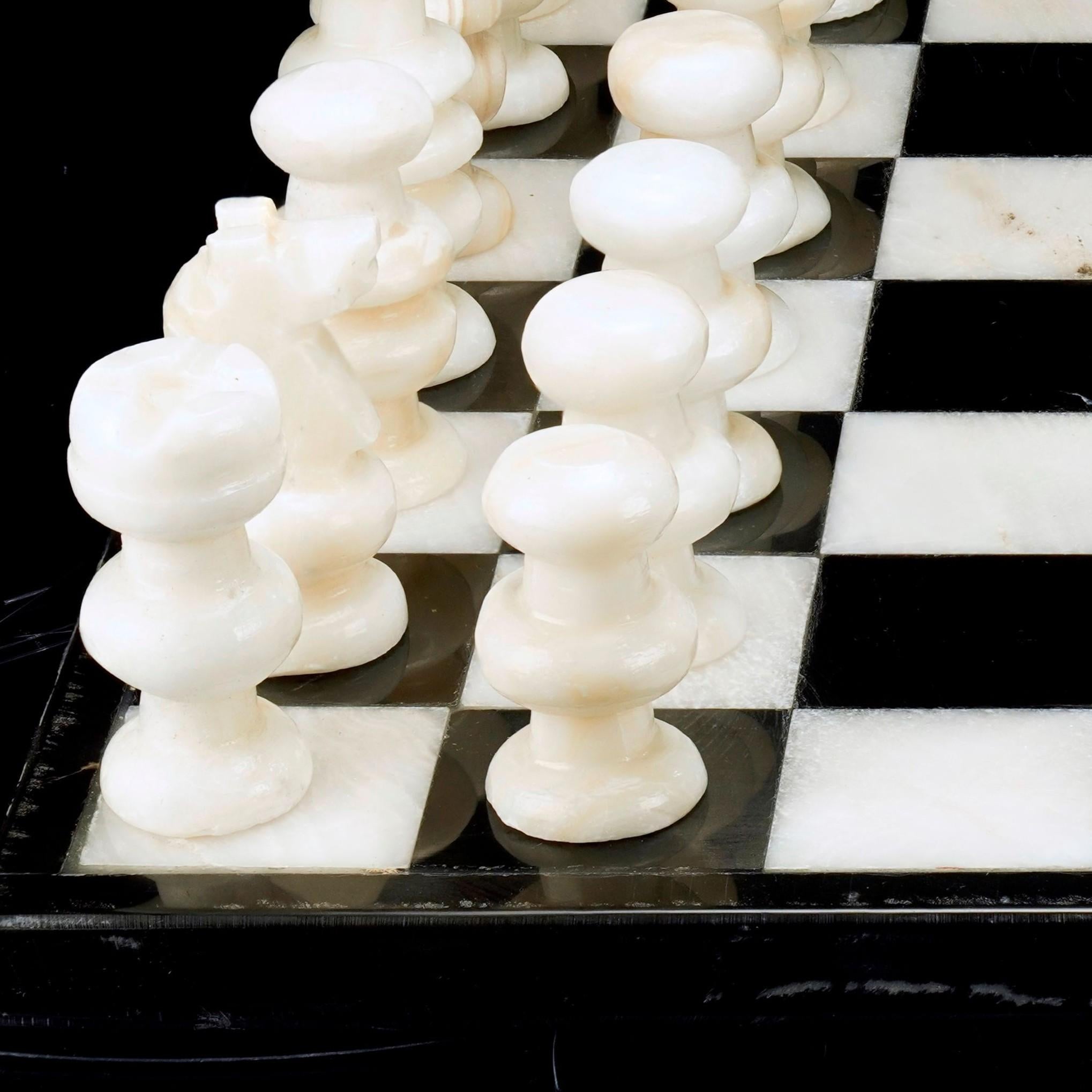 Hand-Carved Black and White Onyx Chess Set en vente 1
