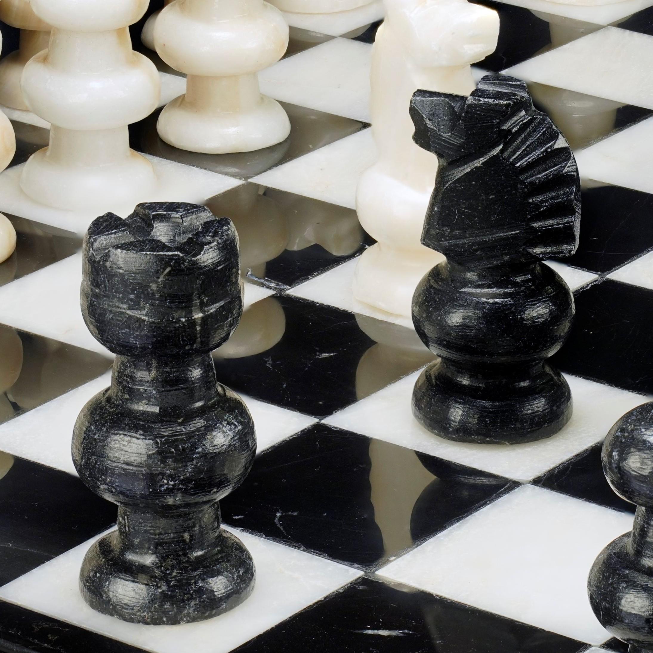 Hand-Carved Black and White Onyx Chess Set en vente 2