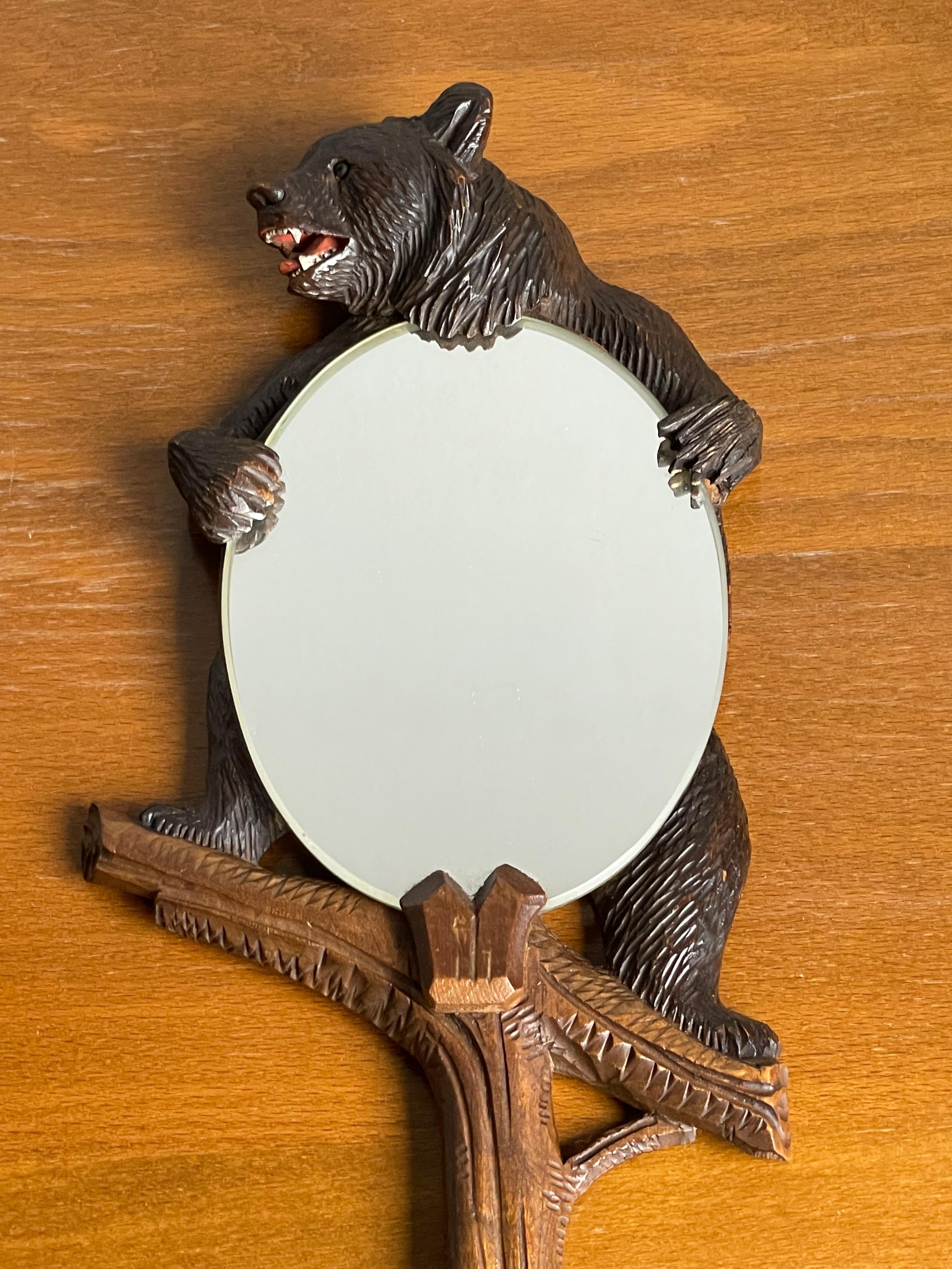 Miroir à main de qualité supérieure en bois sculpté de la Forêt-Noire, vers 1890-1910 

Si vous êtes un collectionneur d'antiquités d'ours de la Forêt Noire de qualité supérieure, ce miroir à main pourrait être l'ajout parfait à votre collection.