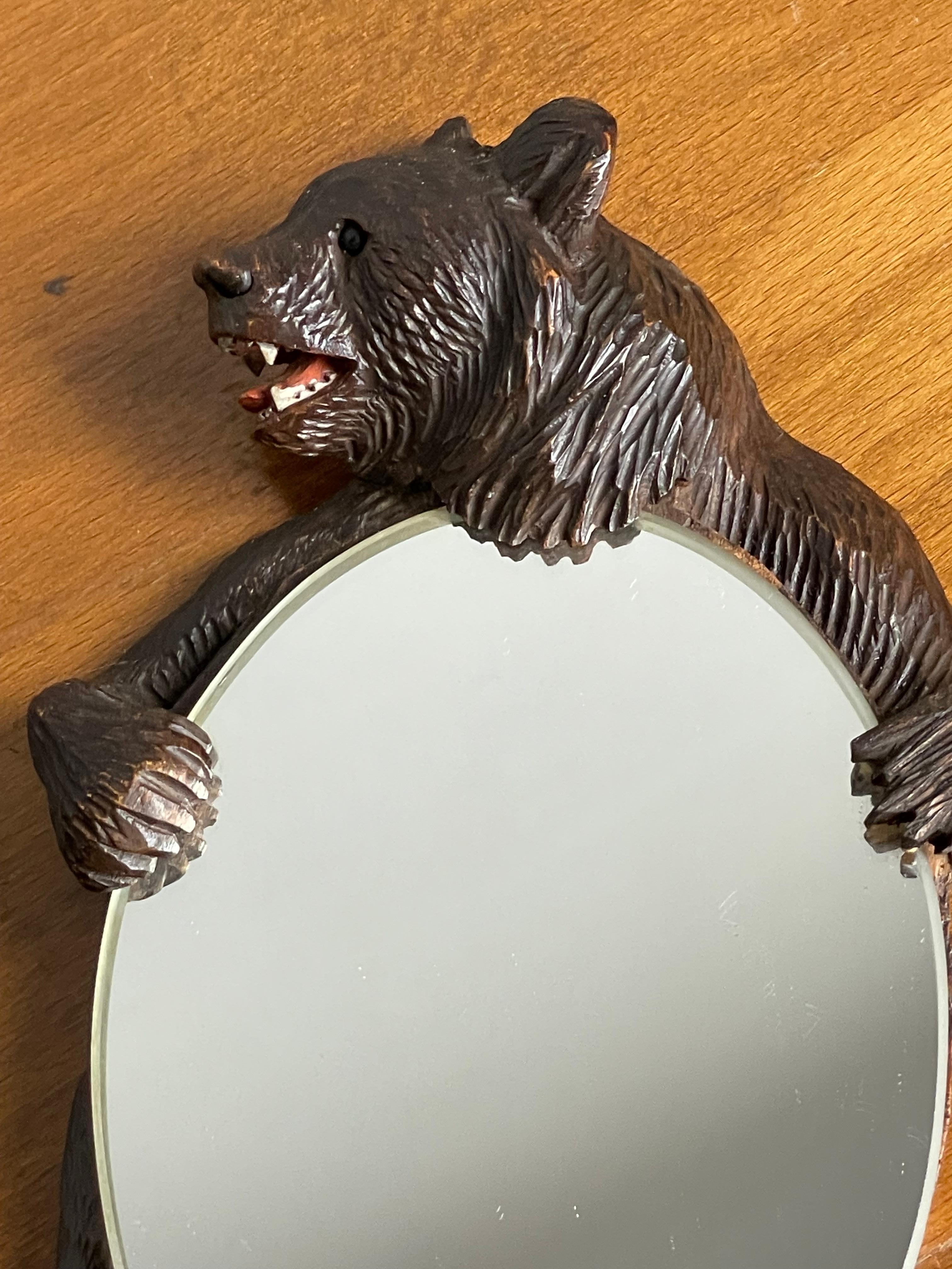 Forêt-Noire Miroir de coiffeuse ou de vanité sculpté à la main en forme d'ours de la Forêt Noire avec bord biseauté en vente