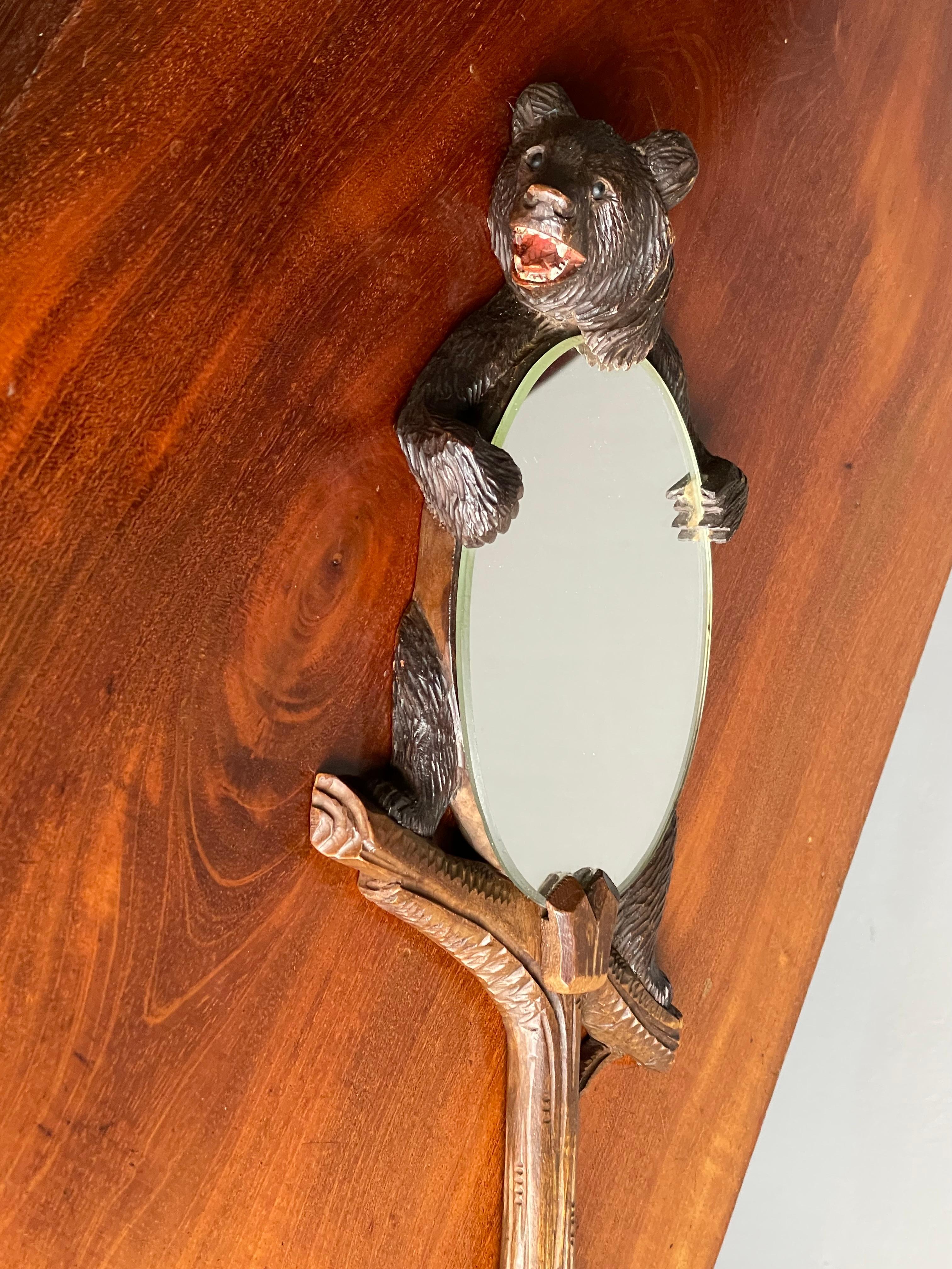 Miroir de coiffeuse ou de vanité sculpté à la main en forme d'ours de la Forêt Noire avec bord biseauté en vente 1