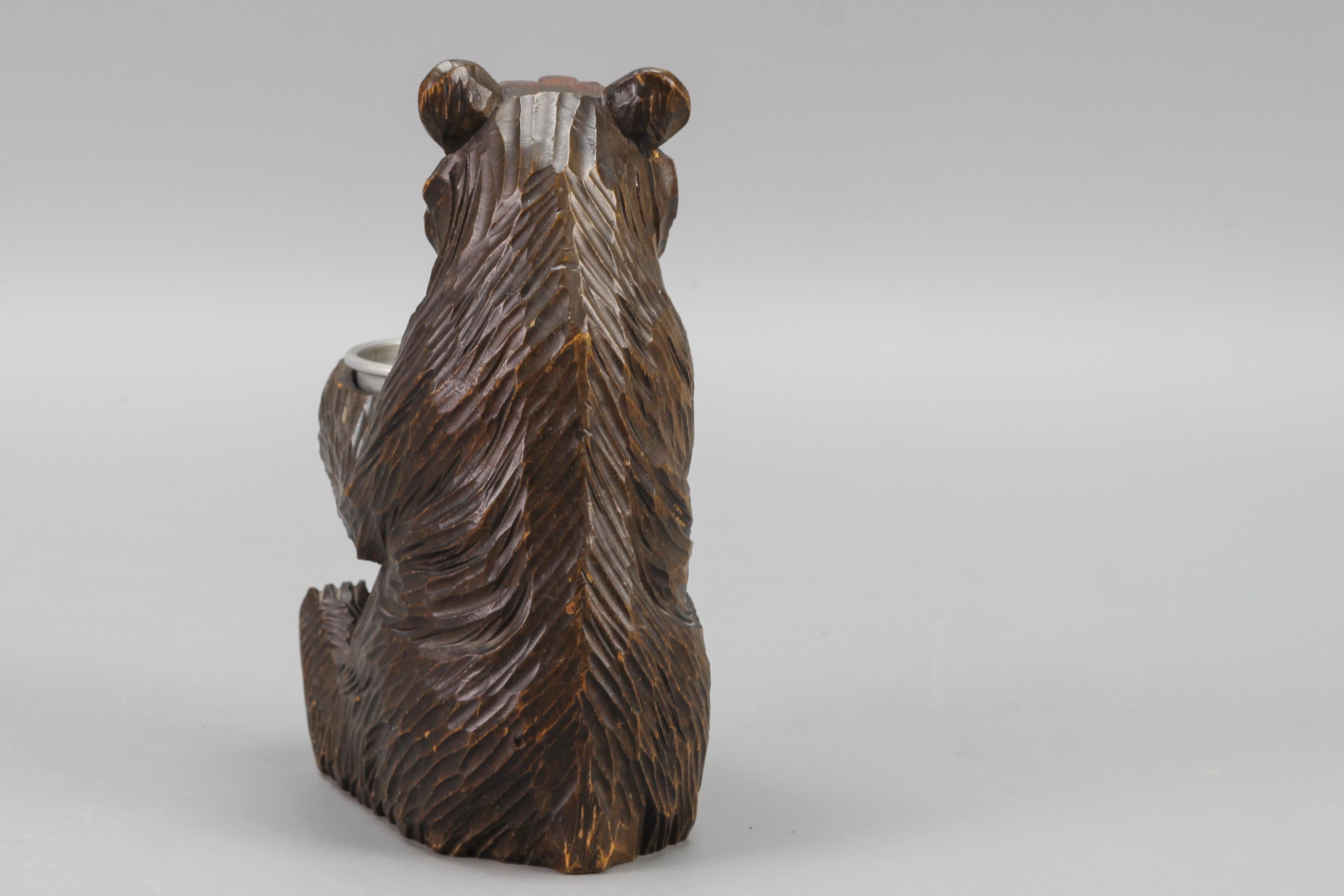 Ours de la forêt noire sculpté à la main avec pot en aluminium en vente 2