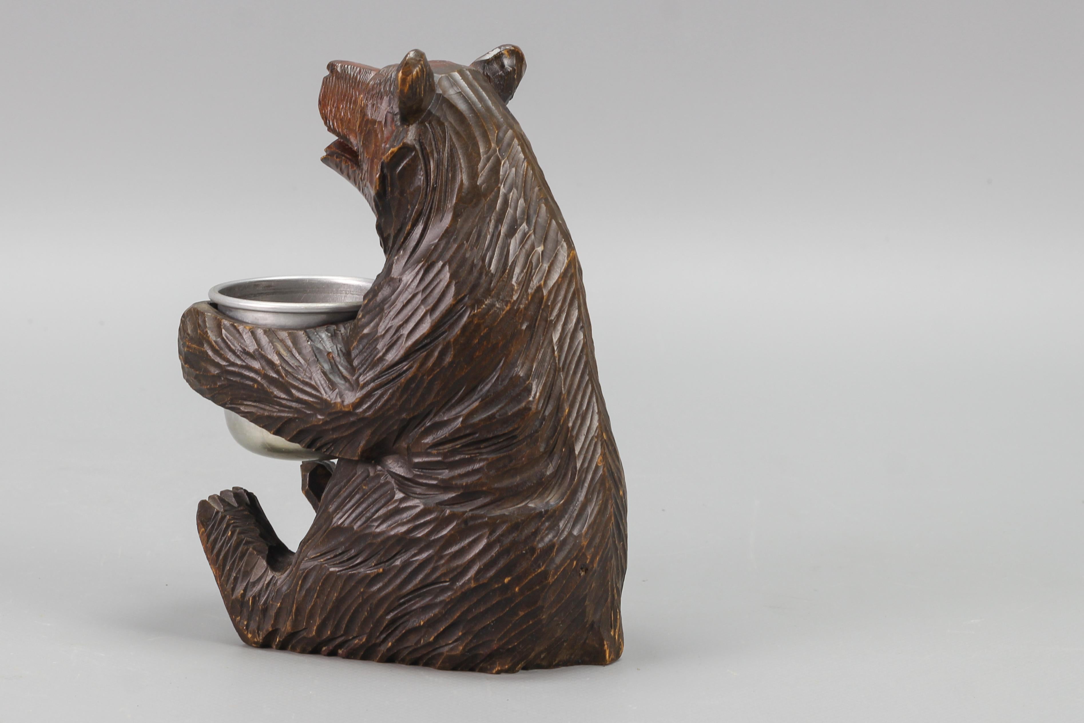 Ours de la forêt noire sculpté à la main avec pot en aluminium en vente 3