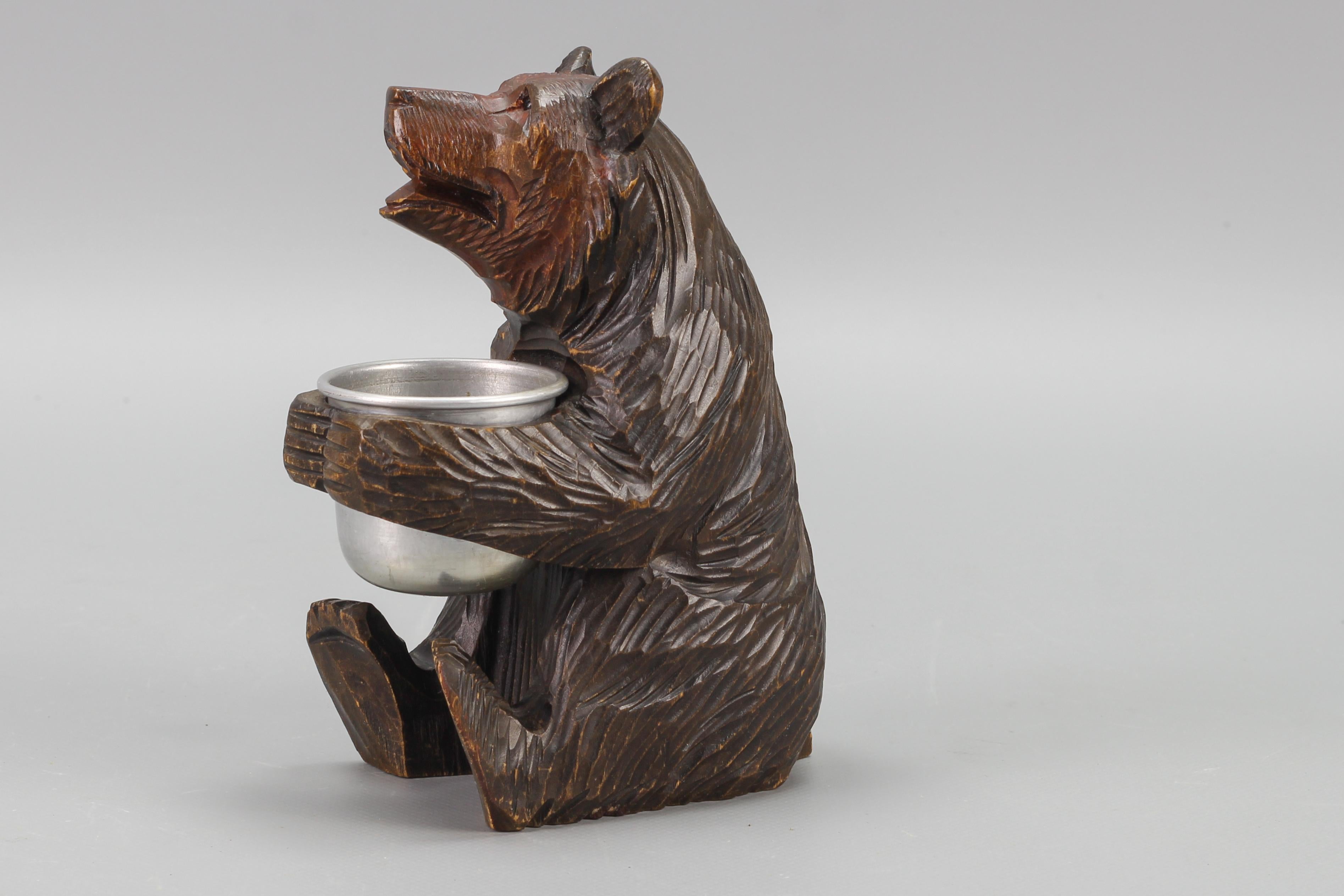 Ours de la forêt noire sculpté à la main avec pot en aluminium en vente 4