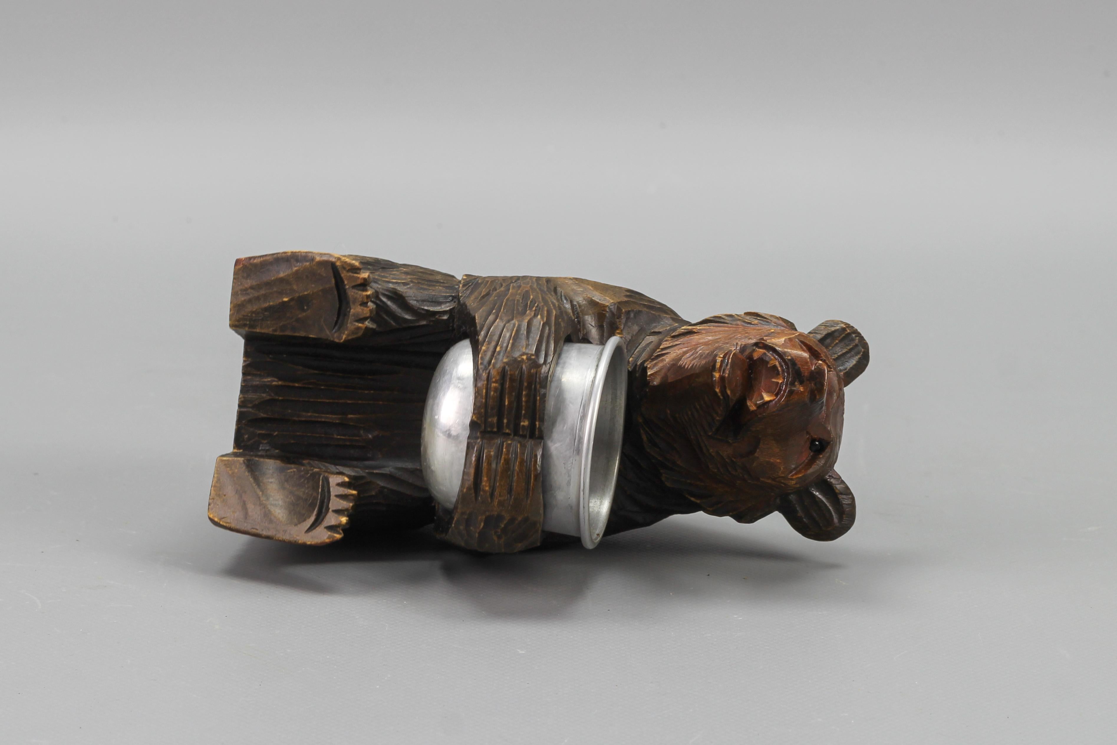 Ours de la forêt noire sculpté à la main avec pot en aluminium en vente 9