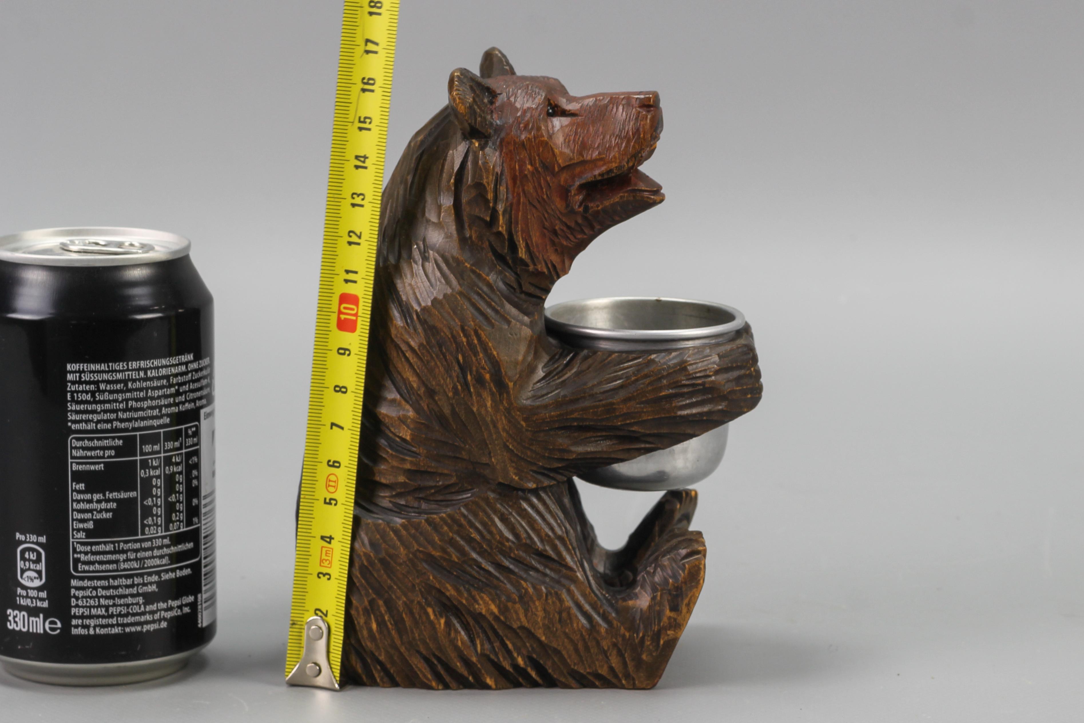 Ours de la forêt noire sculpté à la main avec pot en aluminium en vente 10