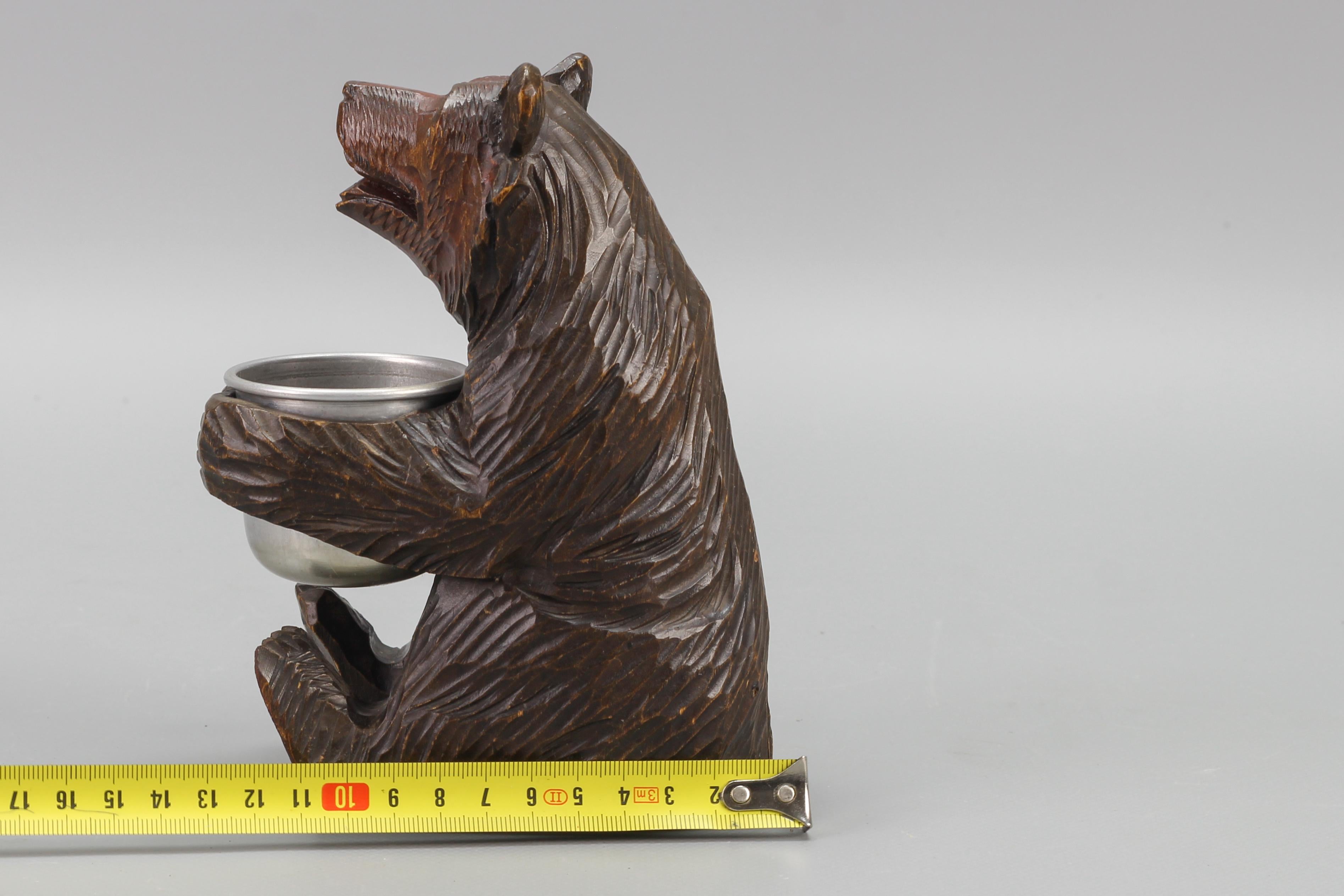 Ours de la forêt noire sculpté à la main avec pot en aluminium en vente 12