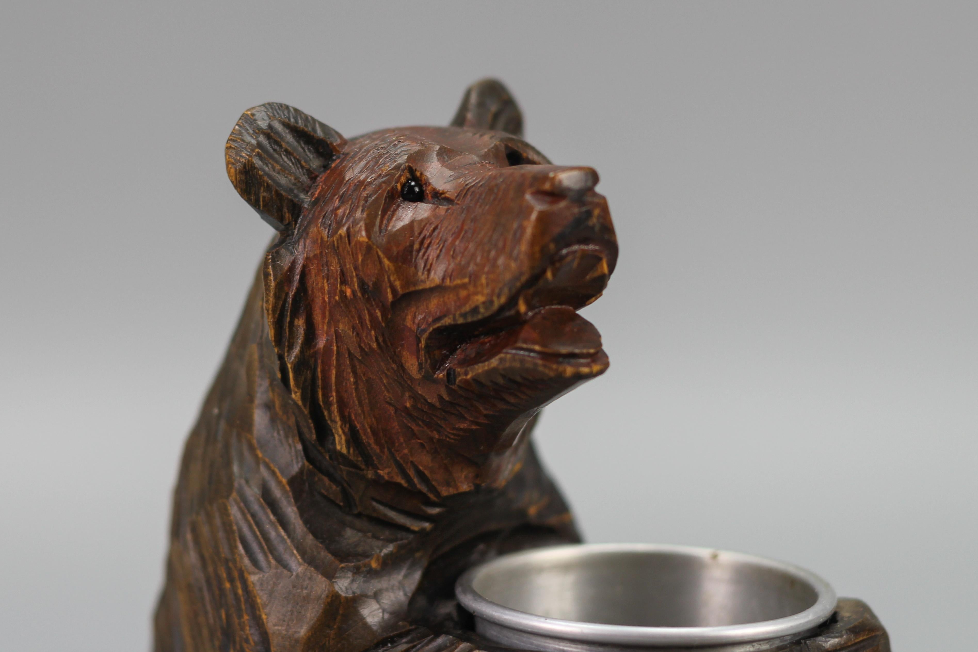 Allemand Ours de la forêt noire sculpté à la main avec pot en aluminium en vente