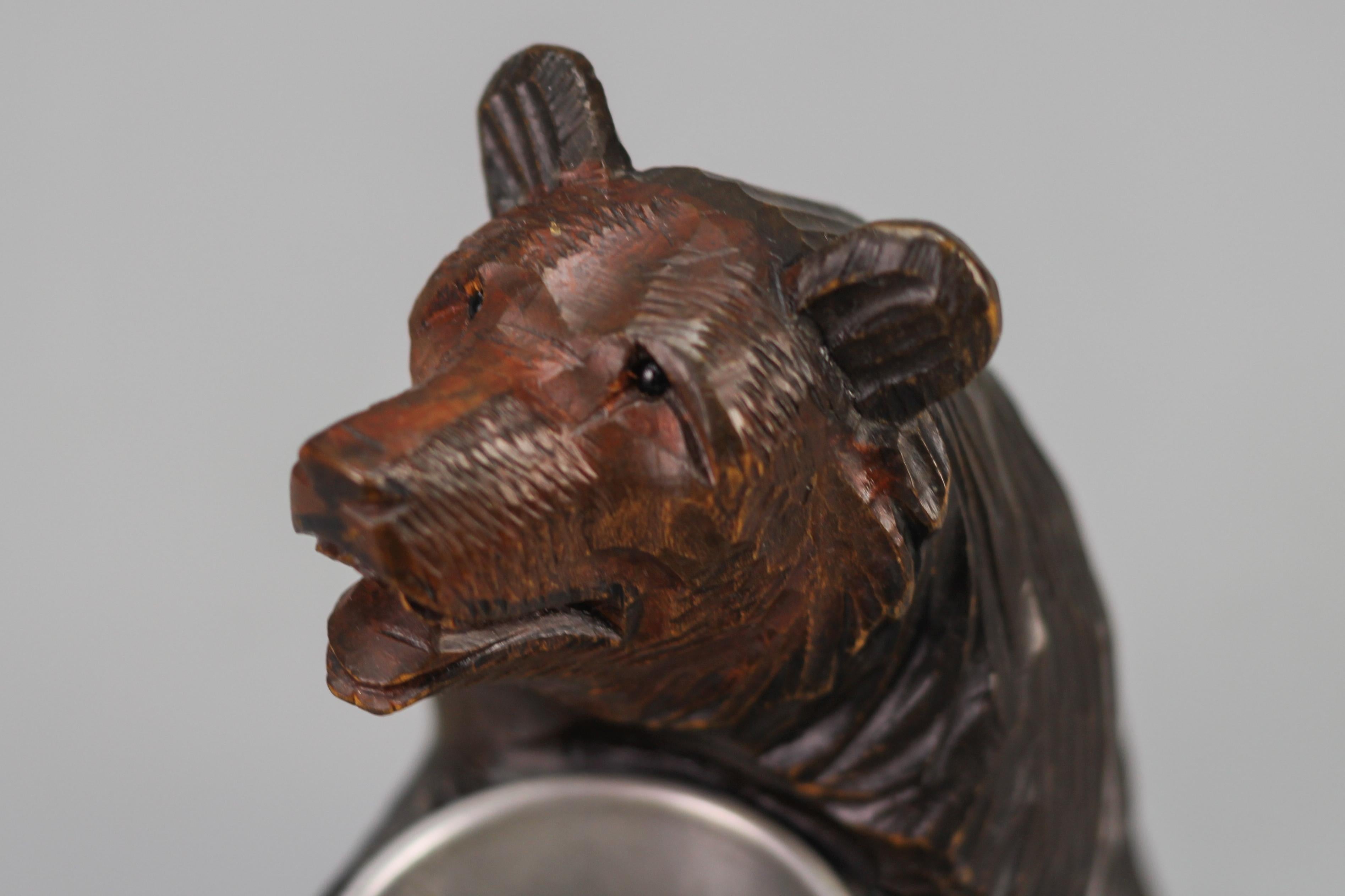 Sculpté à la main Ours de la forêt noire sculpté à la main avec pot en aluminium en vente