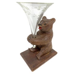 Ours en bois de Brienz de la Forêt Noire sculpté à la main avec un vase ou une flûte en verre gravé