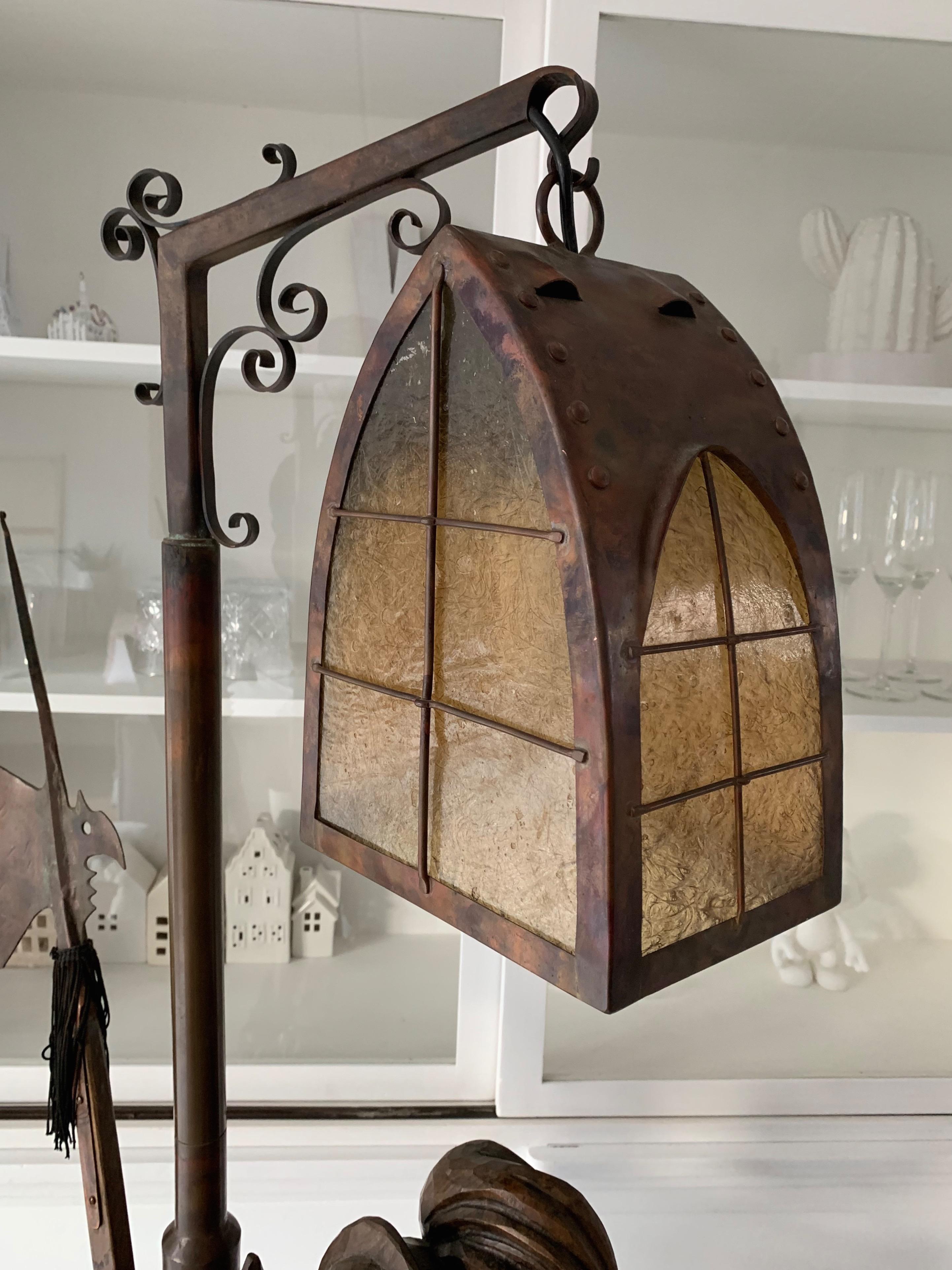 Lampadaire en bois de la Forêt-Noire sculpté à la main représentant une lanterne tenant et un garde à glissière en vente 6