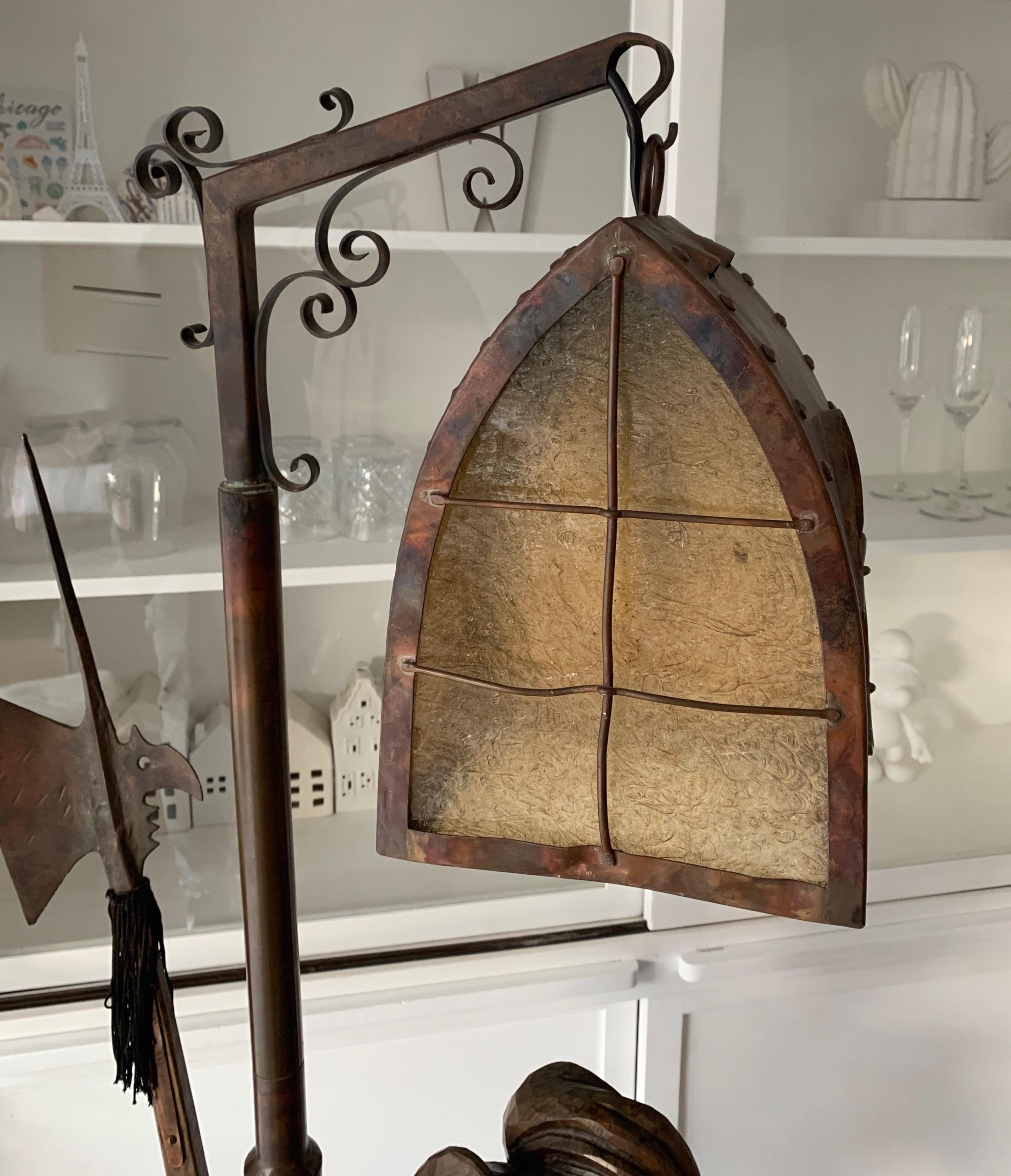 Lampadaire en bois de la Forêt-Noire sculpté à la main représentant une lanterne tenant et un garde à glissière en vente 11