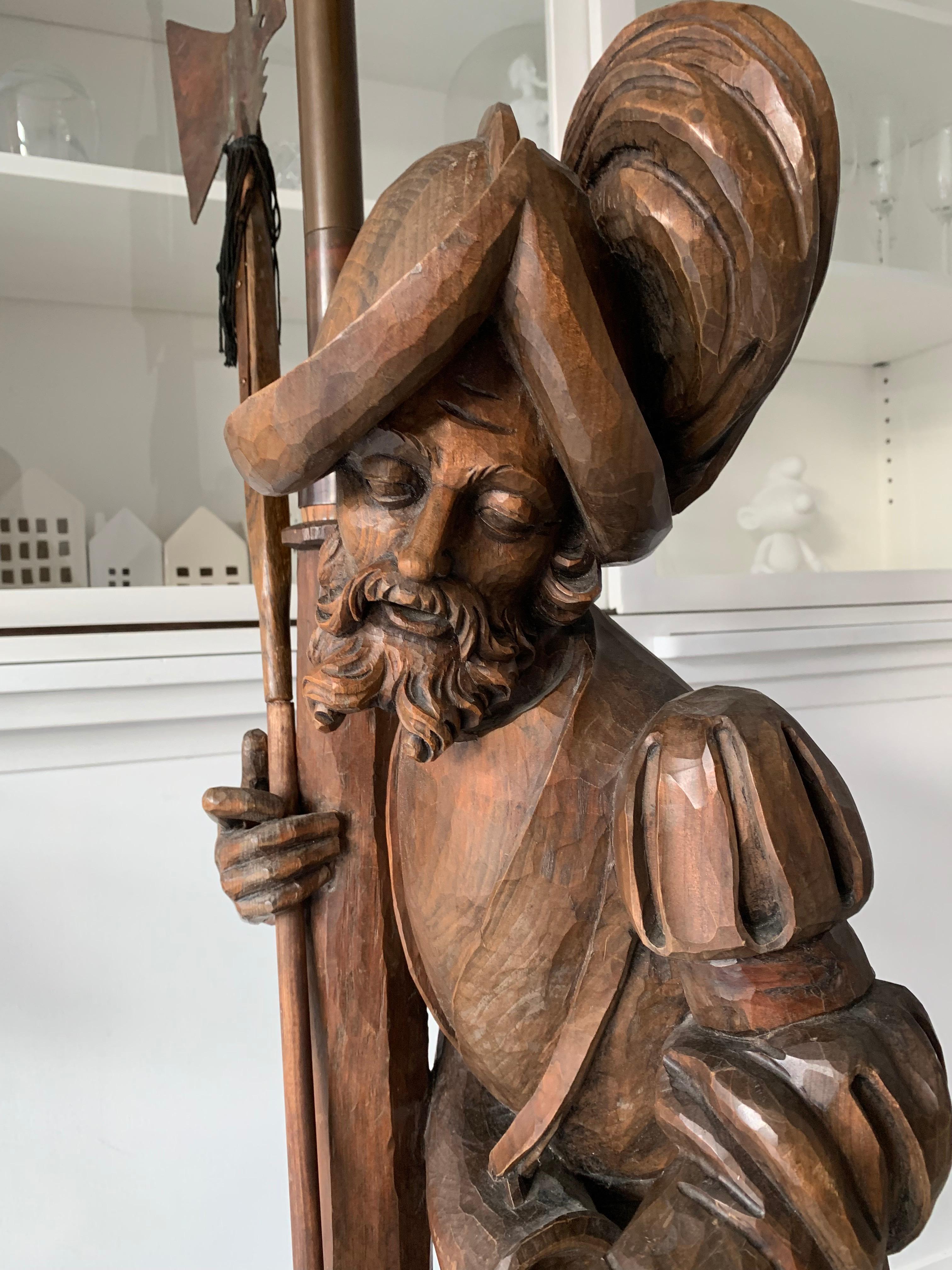 Cuivre Lampadaire en bois de la Forêt-Noire sculpté à la main représentant une lanterne tenant et un garde à glissière en vente