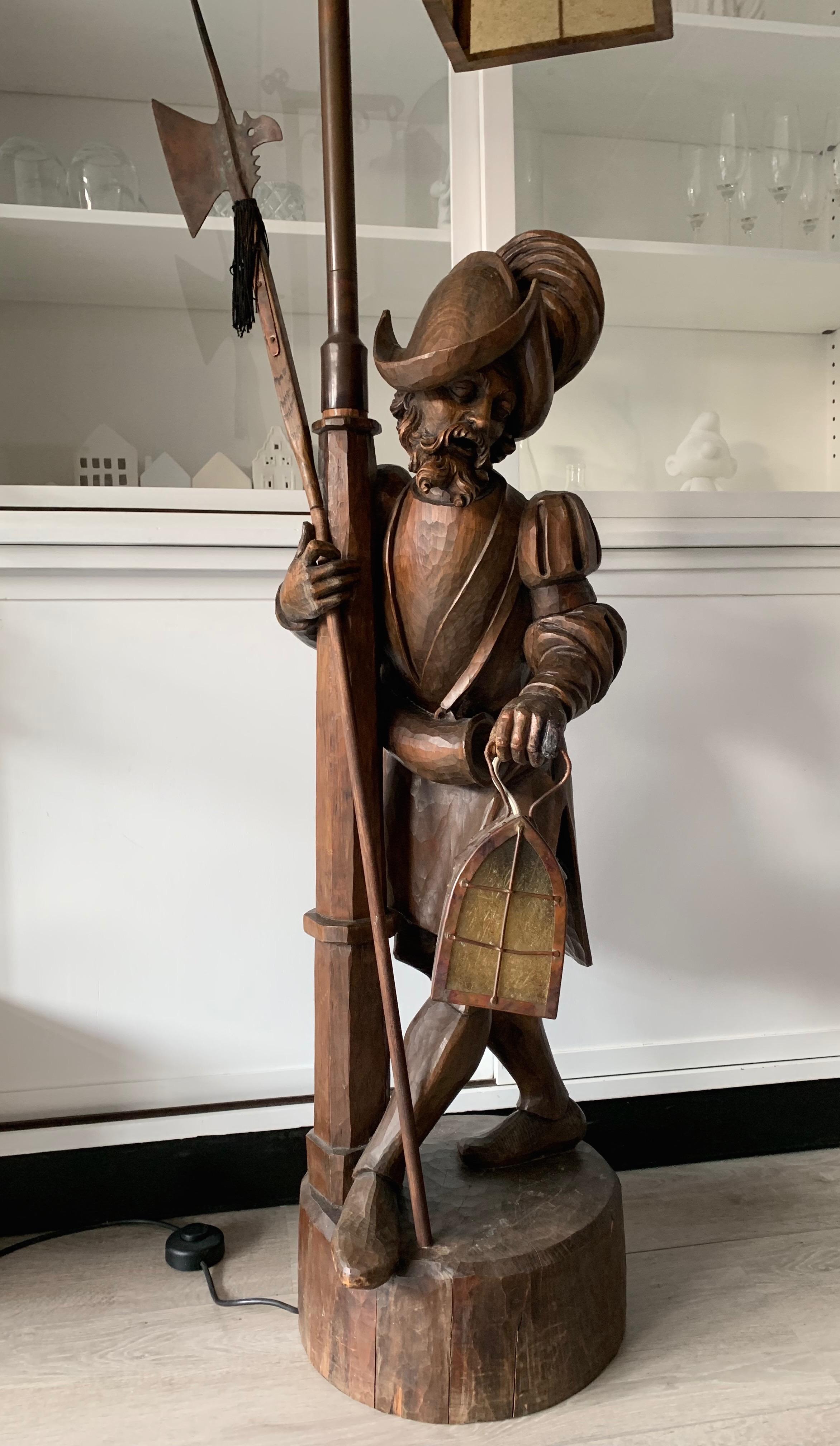 Lampadaire en bois de la Forêt-Noire sculpté à la main représentant une lanterne tenant et un garde à glissière en vente 1