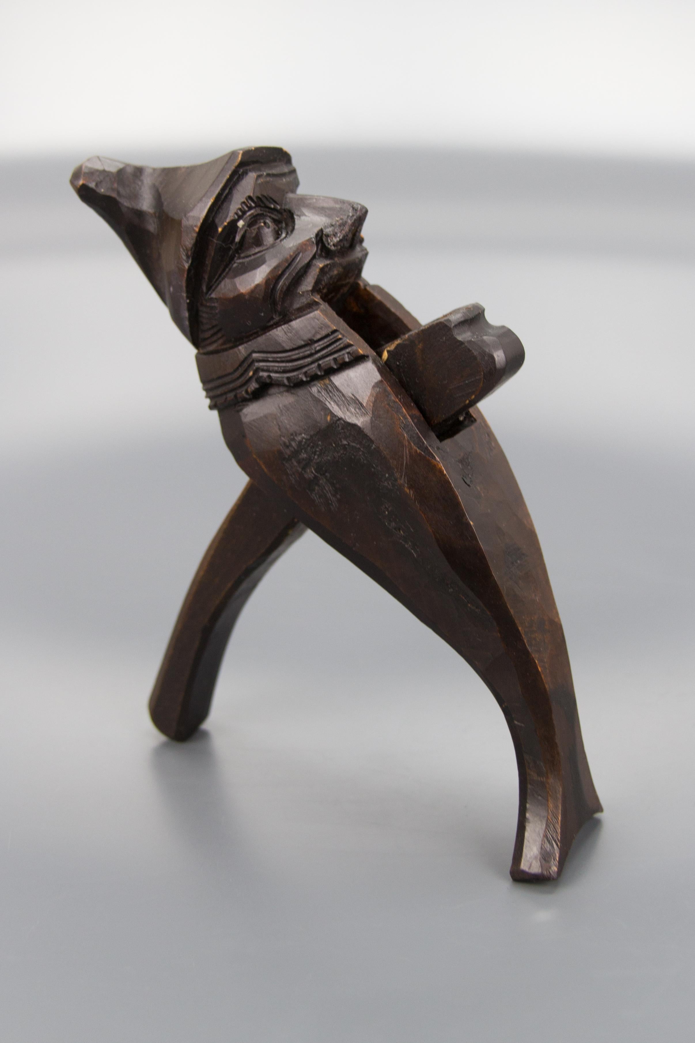 Casse-noisette en bois sculpté à la main, style Black Forest, Allemagne, années 1930 en vente 9