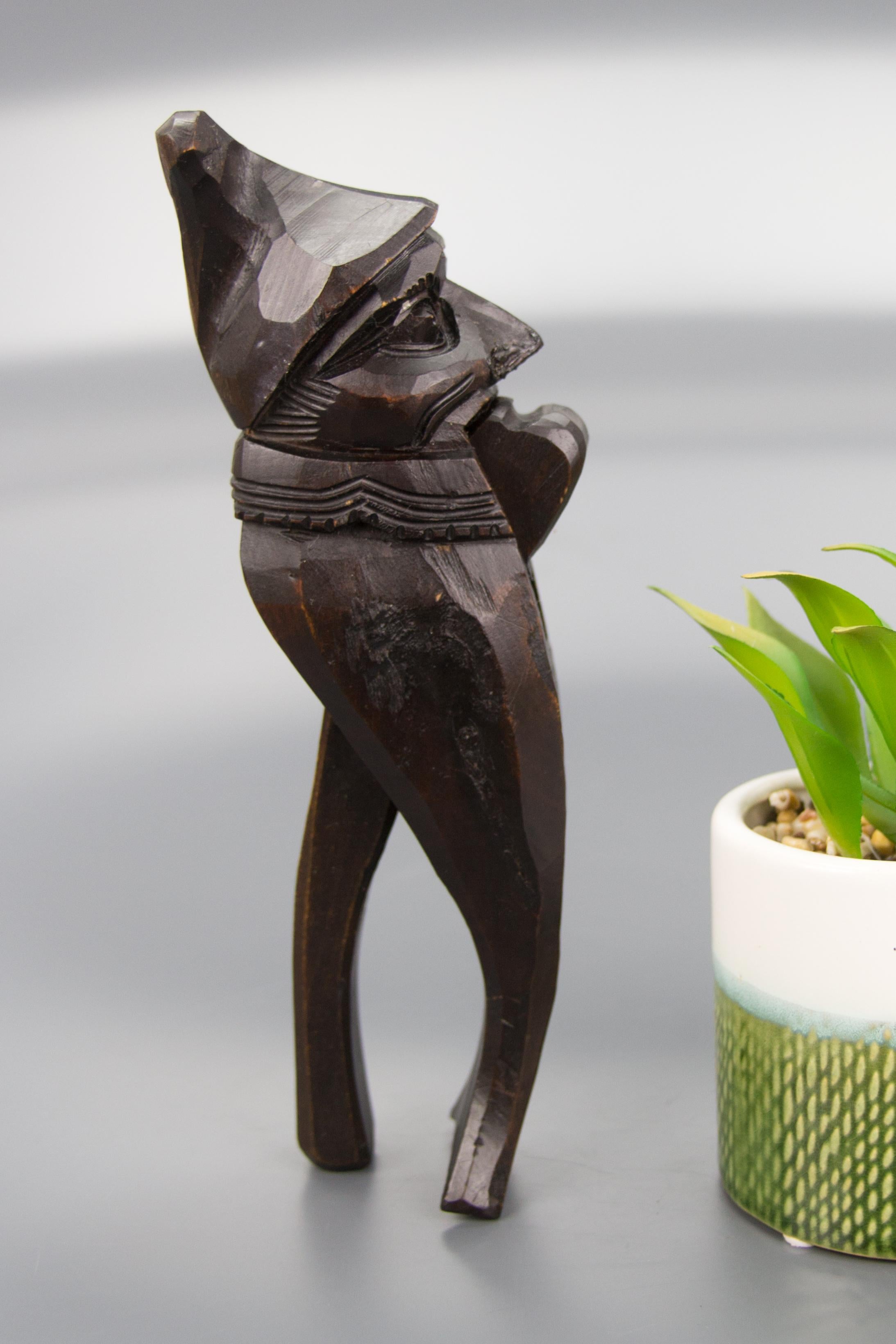 Ce magnifique casse-noix de style allemand de la Forêt-Noire est décoré d'une sculpture de gnome réalisée à la main. Sa bouche s'ouvre et se ferme pour casser la noix.
Dimensions : hauteur 22 cm / 8.66 in, largeur 5 cm / 1.96 in, profondeur 7.5 cm