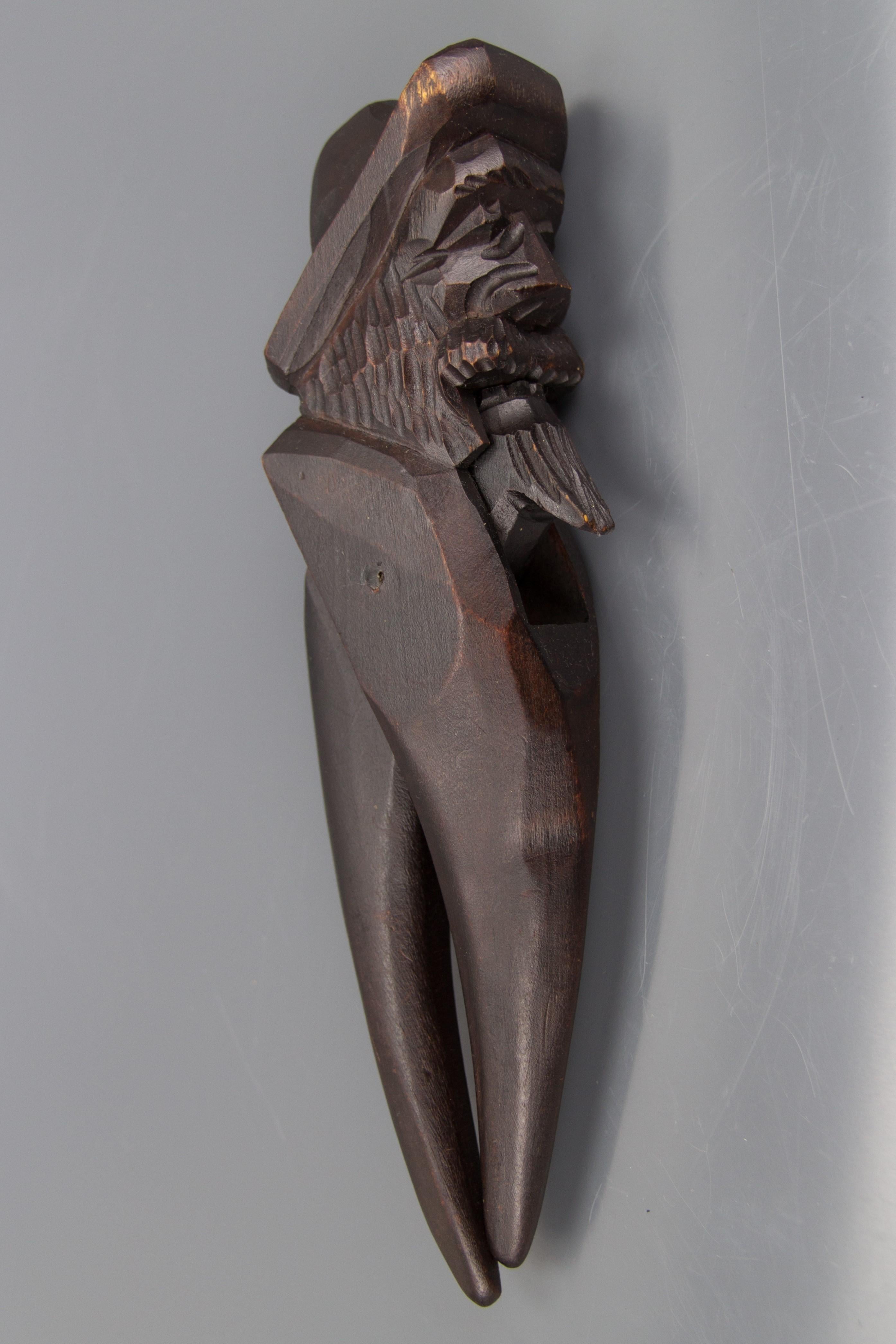 Craquet en bois sculpté à la main de style Forêt-Noire, Allemagne, années 1930 en vente 7