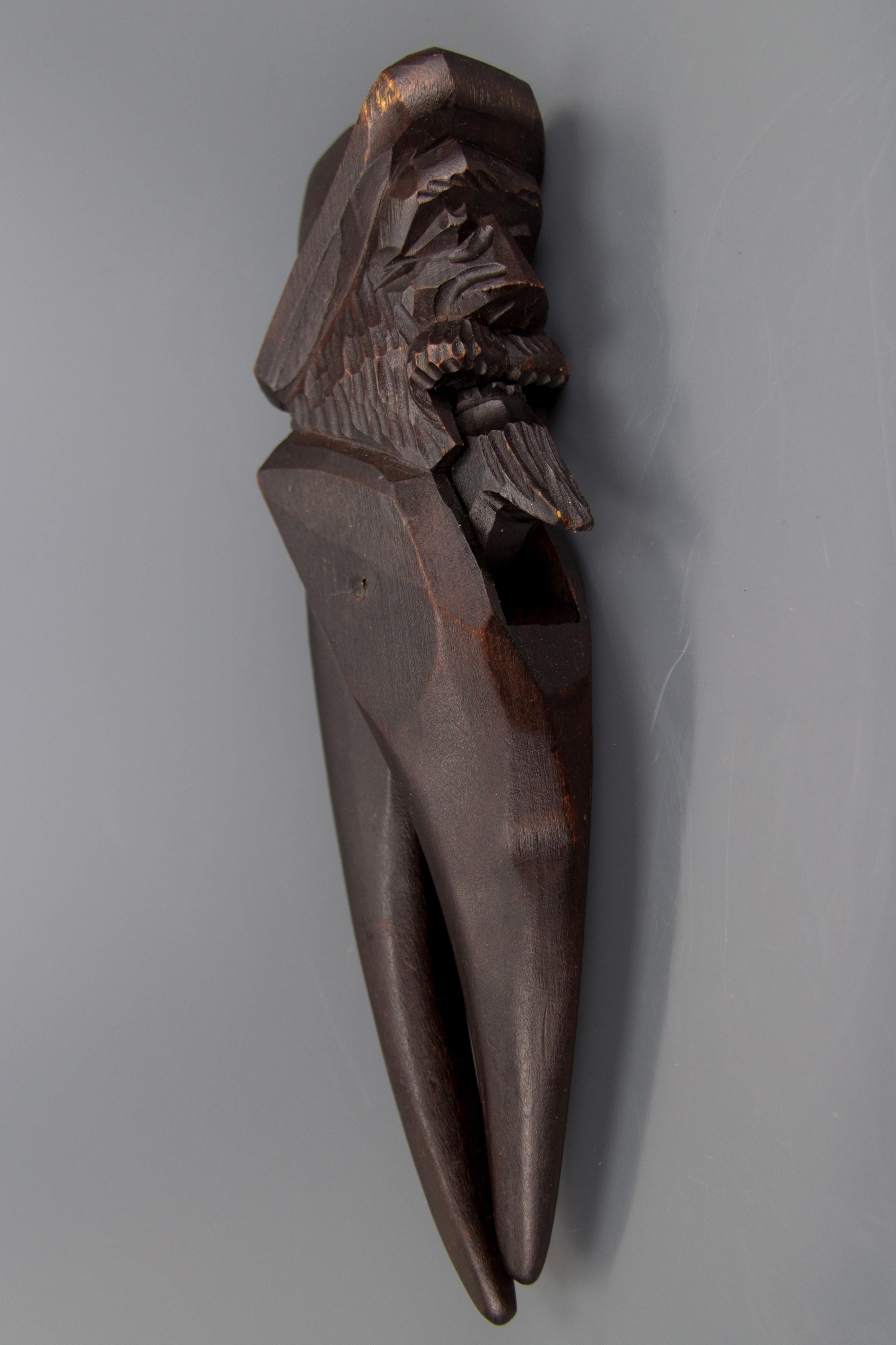 Milieu du XXe siècle Craquet en bois sculpté à la main de style Forêt-Noire, Allemagne, années 1930 en vente