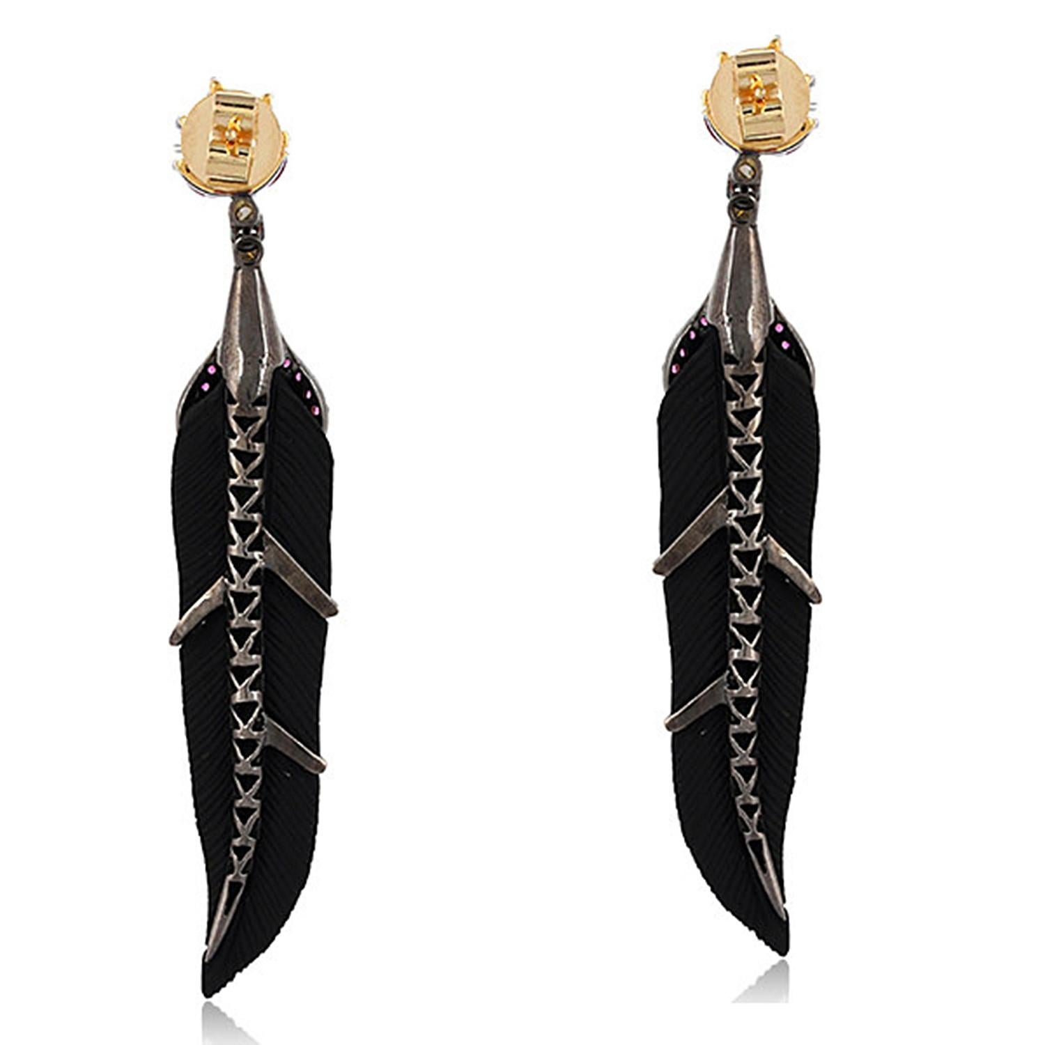 Artisan Boucles d'oreilles en forme de plumes de jade noir sculptées à la main et diamantées en vente