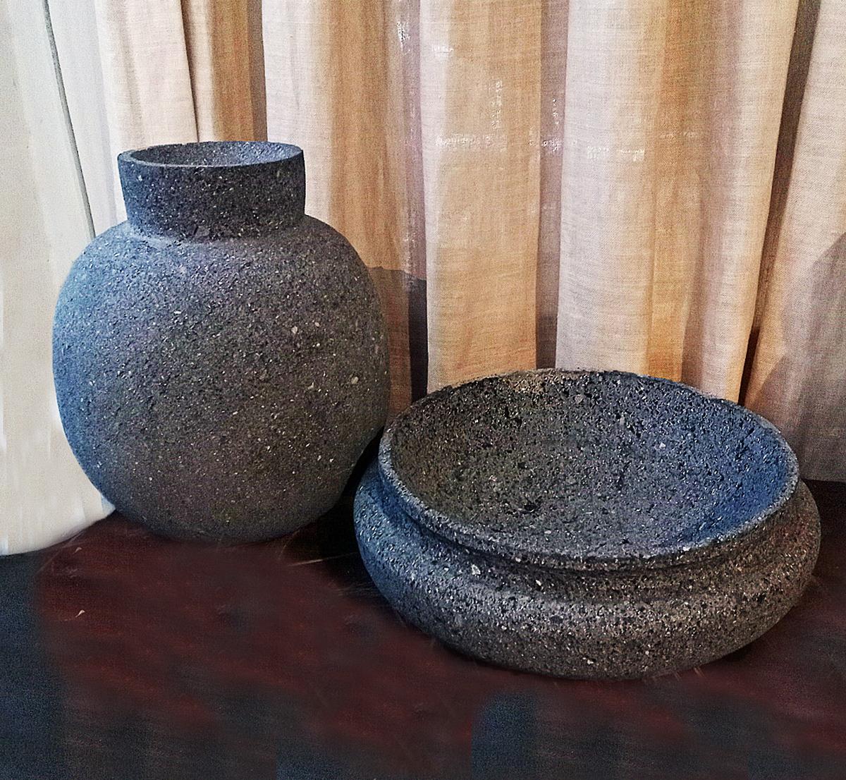 Sculpté à la main Vase/jarre en roche de lave noire sculpté à la main du Mexique en vente