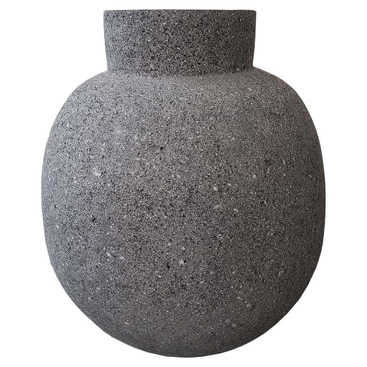 Vase/jarre en roche de lave noire sculpté à la main du Mexique en vente