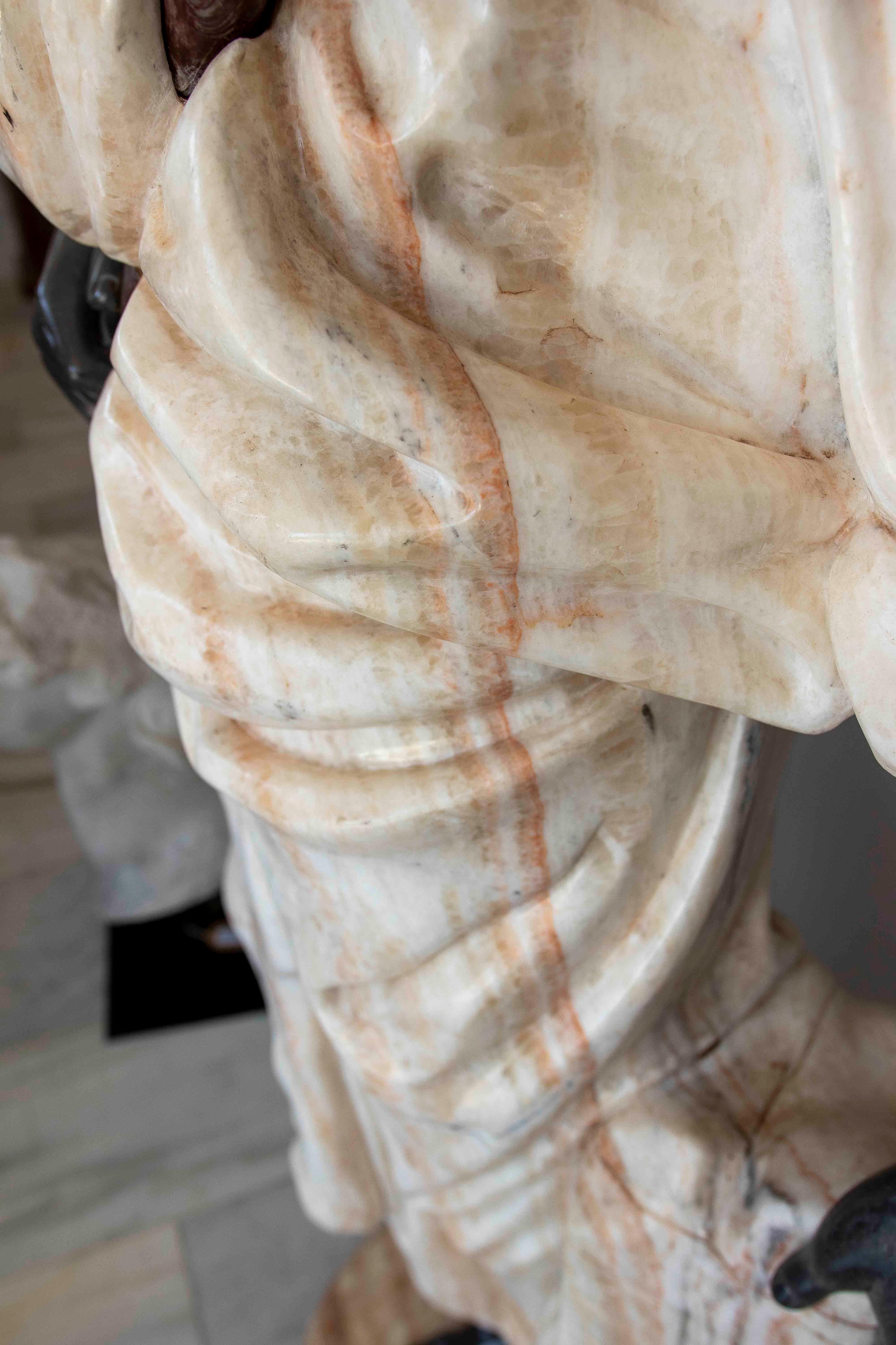 Escultura de guerrero nubio tallada a mano en mármol negro y ónice en venta 4