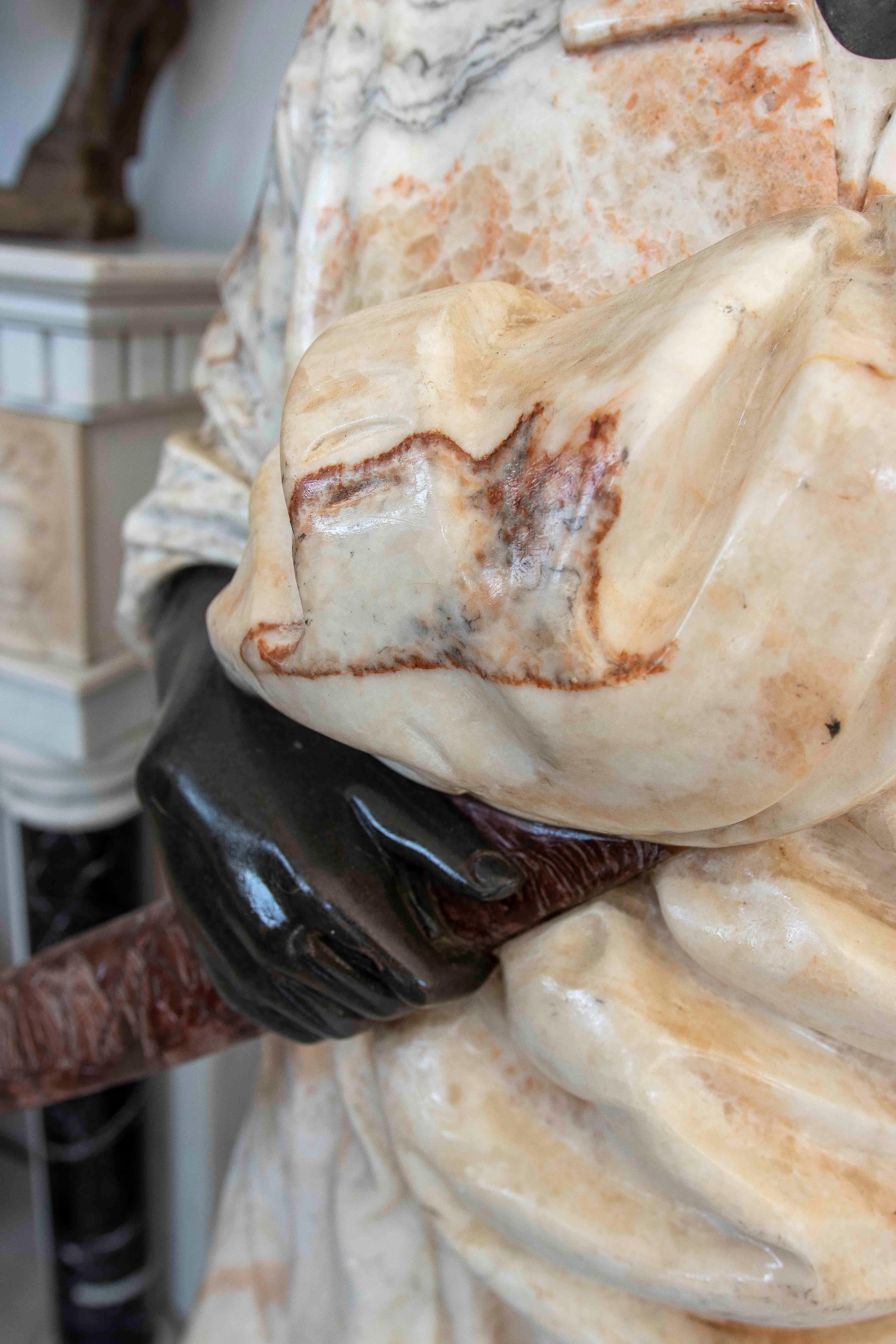Escultura de guerrero nubio tallada a mano en mármol negro y ónice en venta 5
