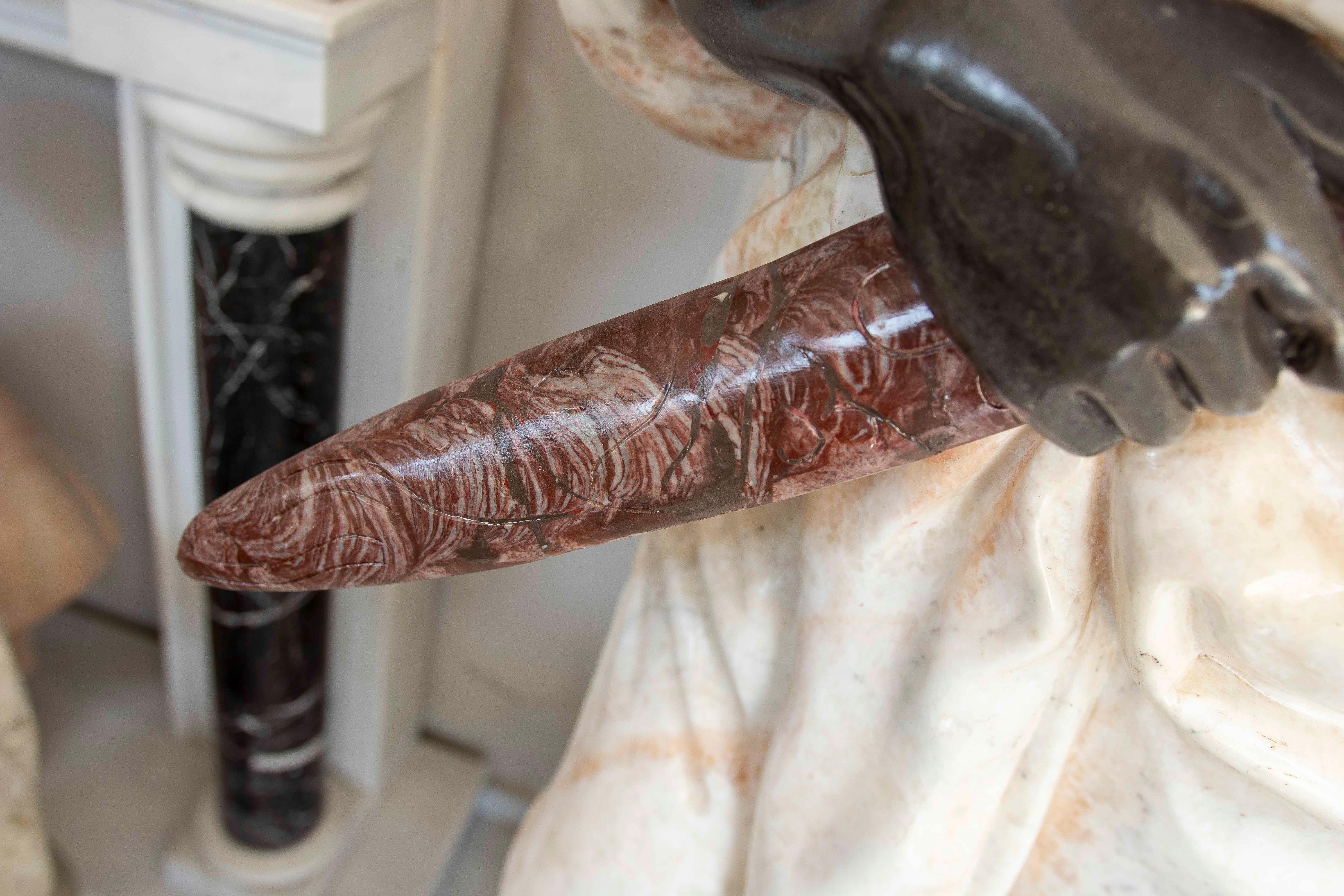 Escultura de guerrero nubio tallada a mano en mármol negro y ónice en venta 6