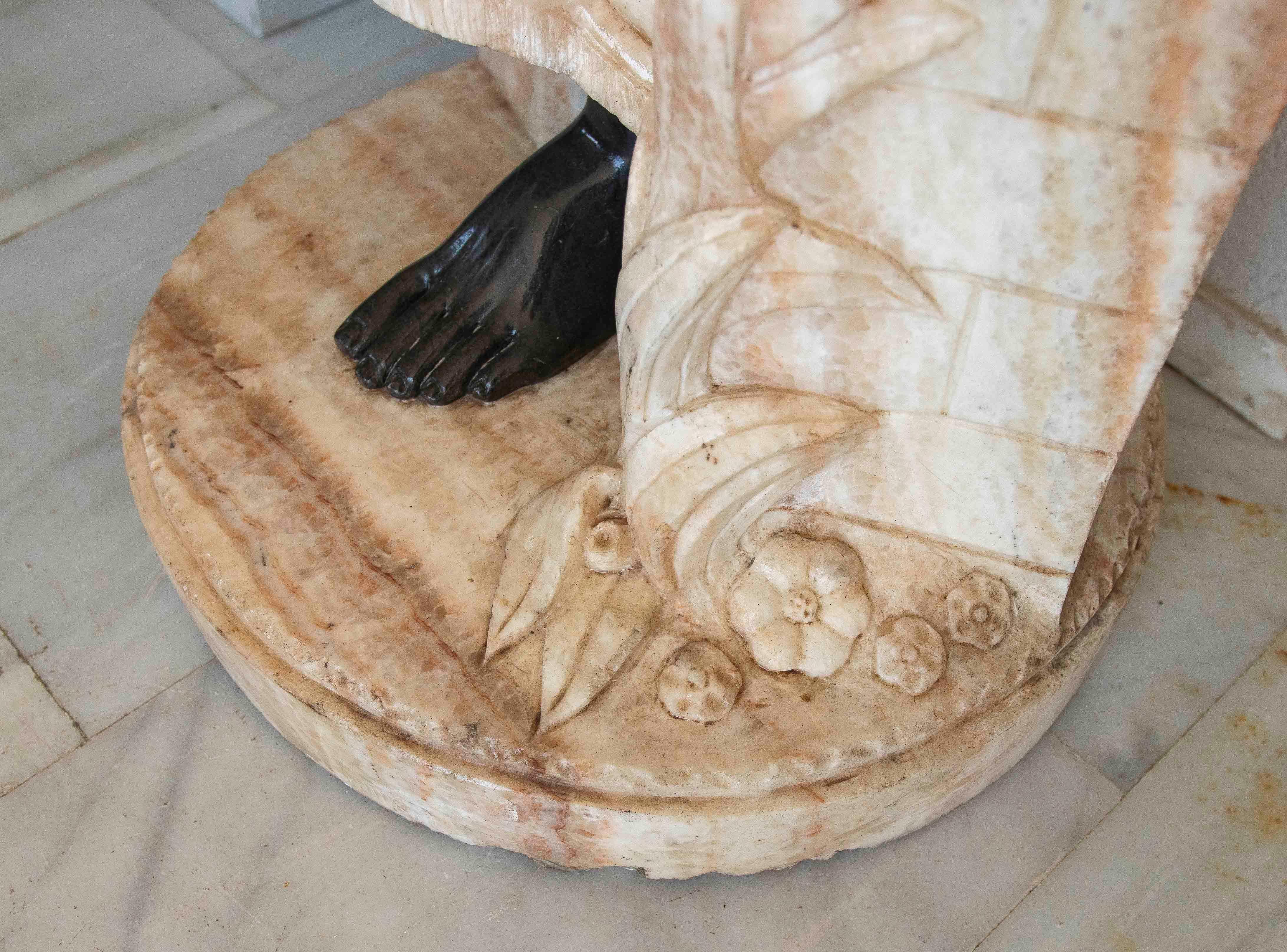 Escultura de guerrero nubio tallada a mano en mármol negro y ónice en venta 7