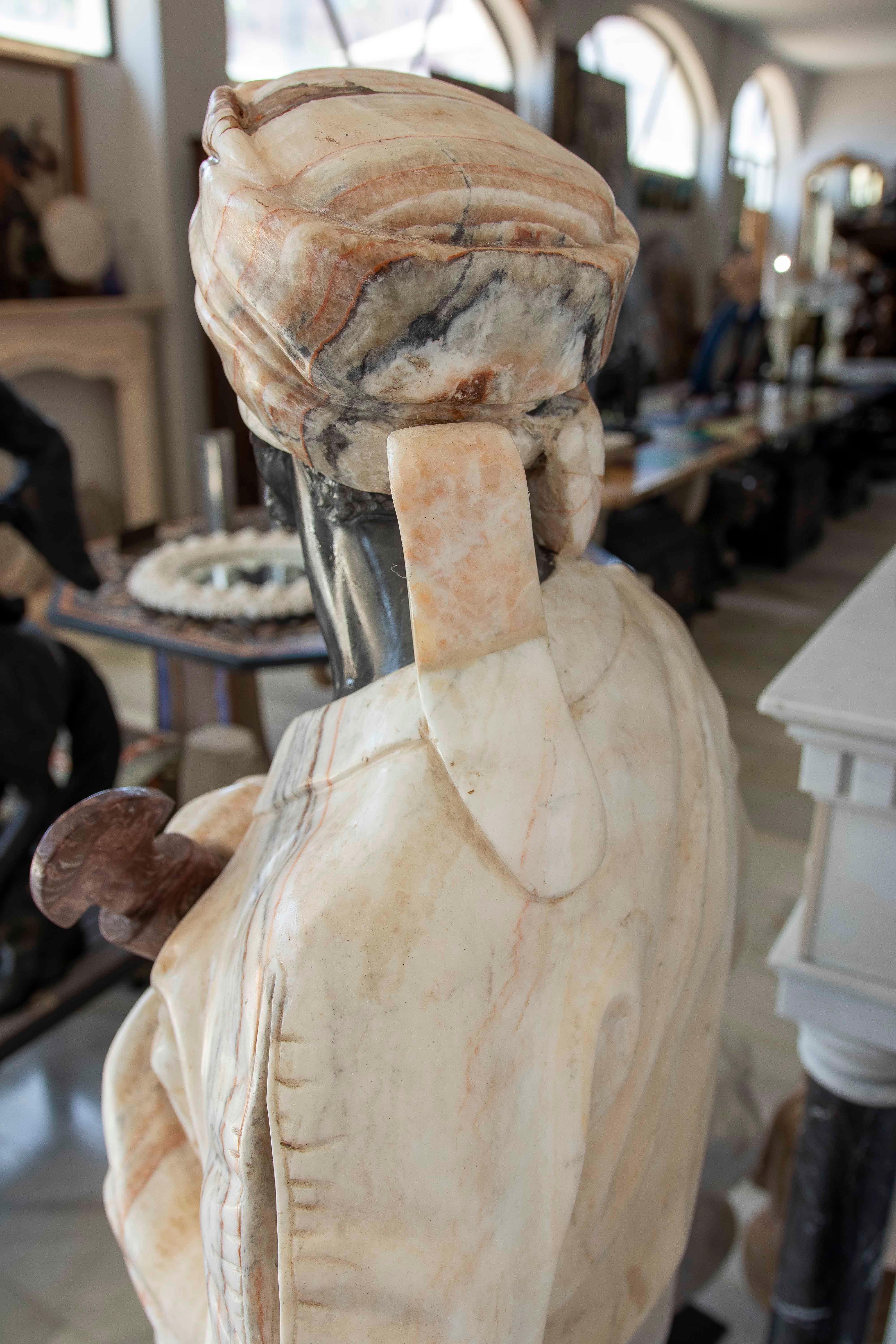 Escultura de guerrero nubio tallada a mano en mármol negro y ónice en venta 8