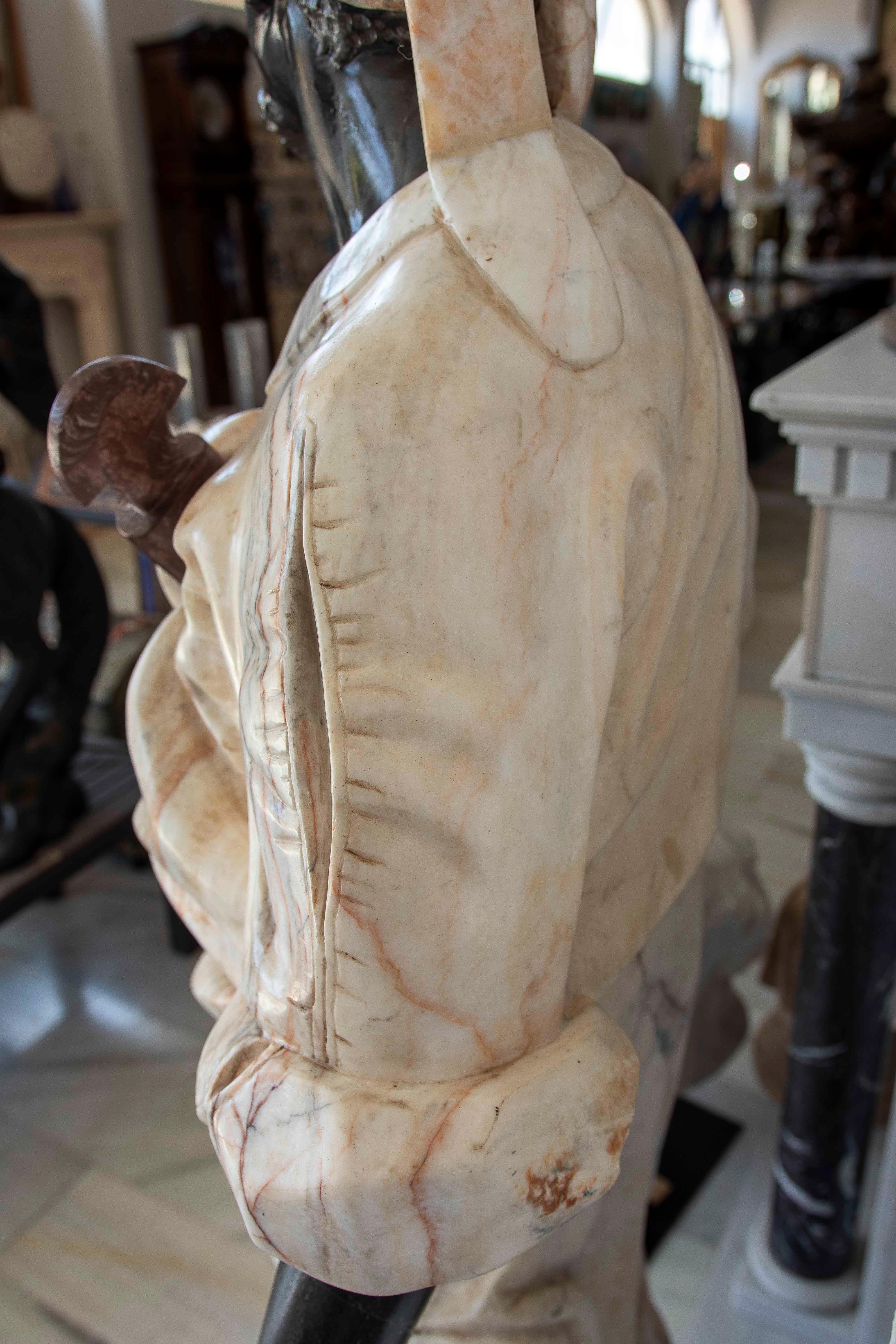Escultura de guerrero nubio tallada a mano en mármol negro y ónice en venta 9