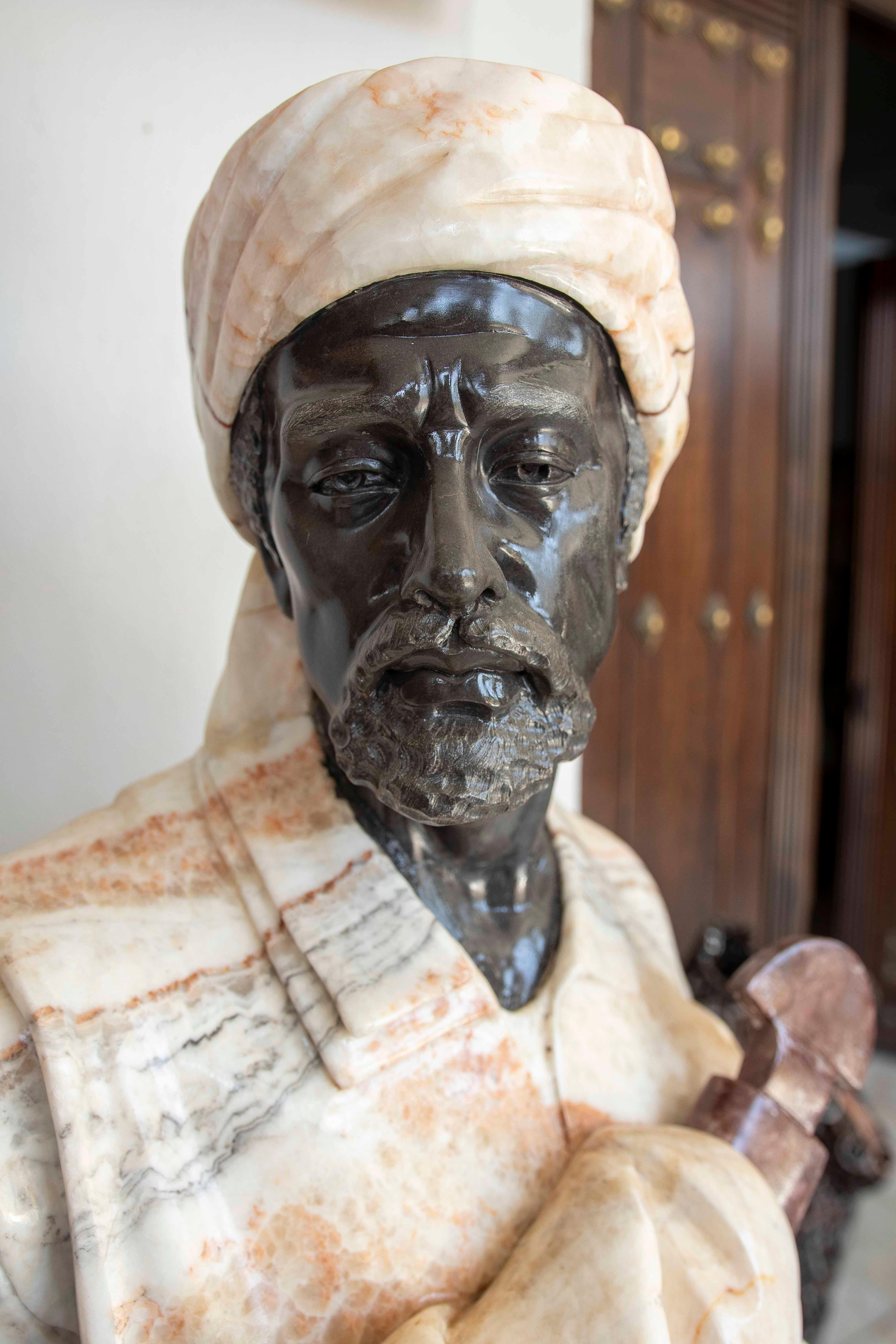 Escultura de guerrero nubio tallada a mano en mármol negro y ónice Europeo en venta