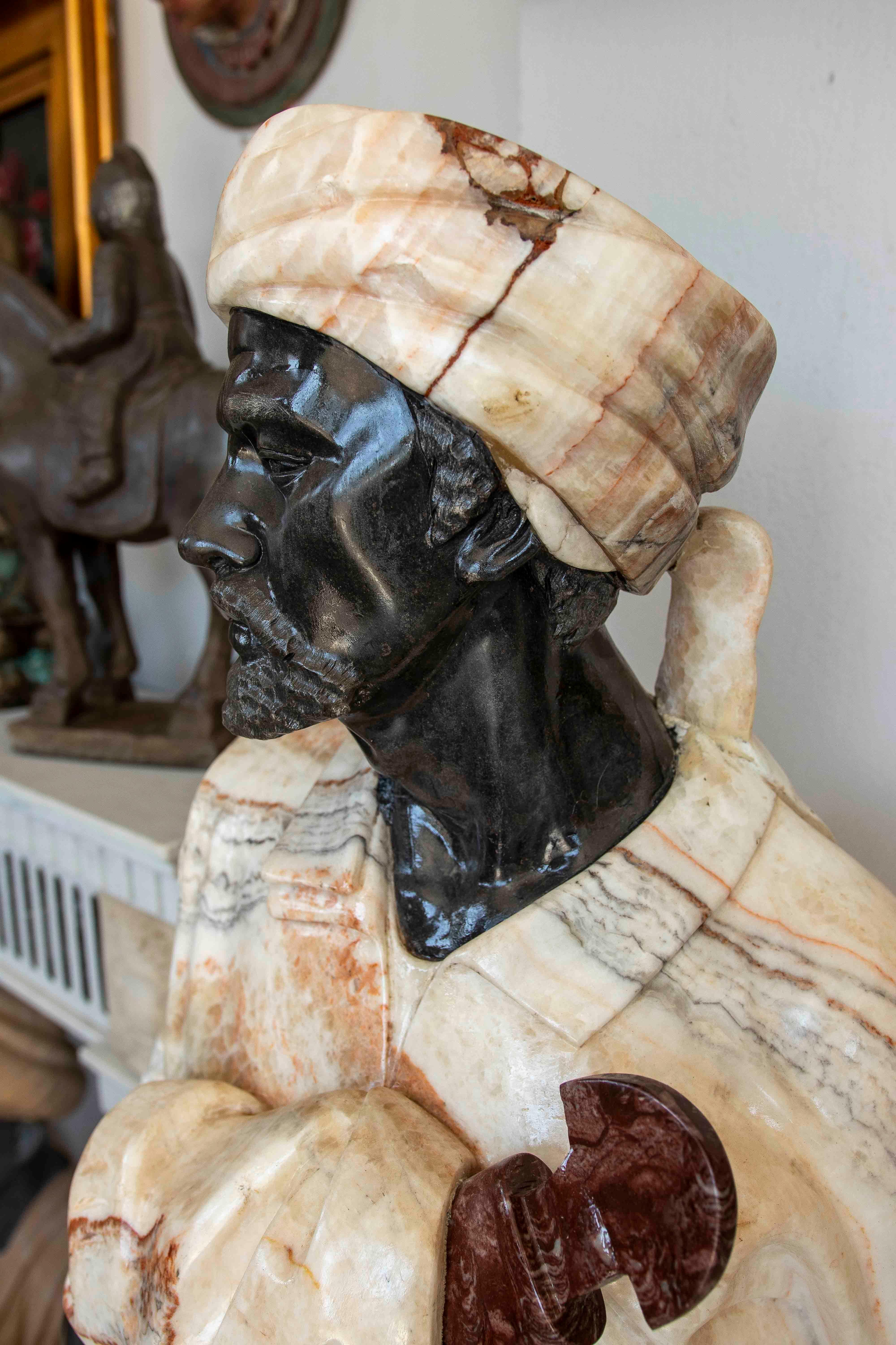 Escultura de guerrero nubio tallada a mano en mármol negro y ónice en Bueno estado para la venta en Marbella, ES