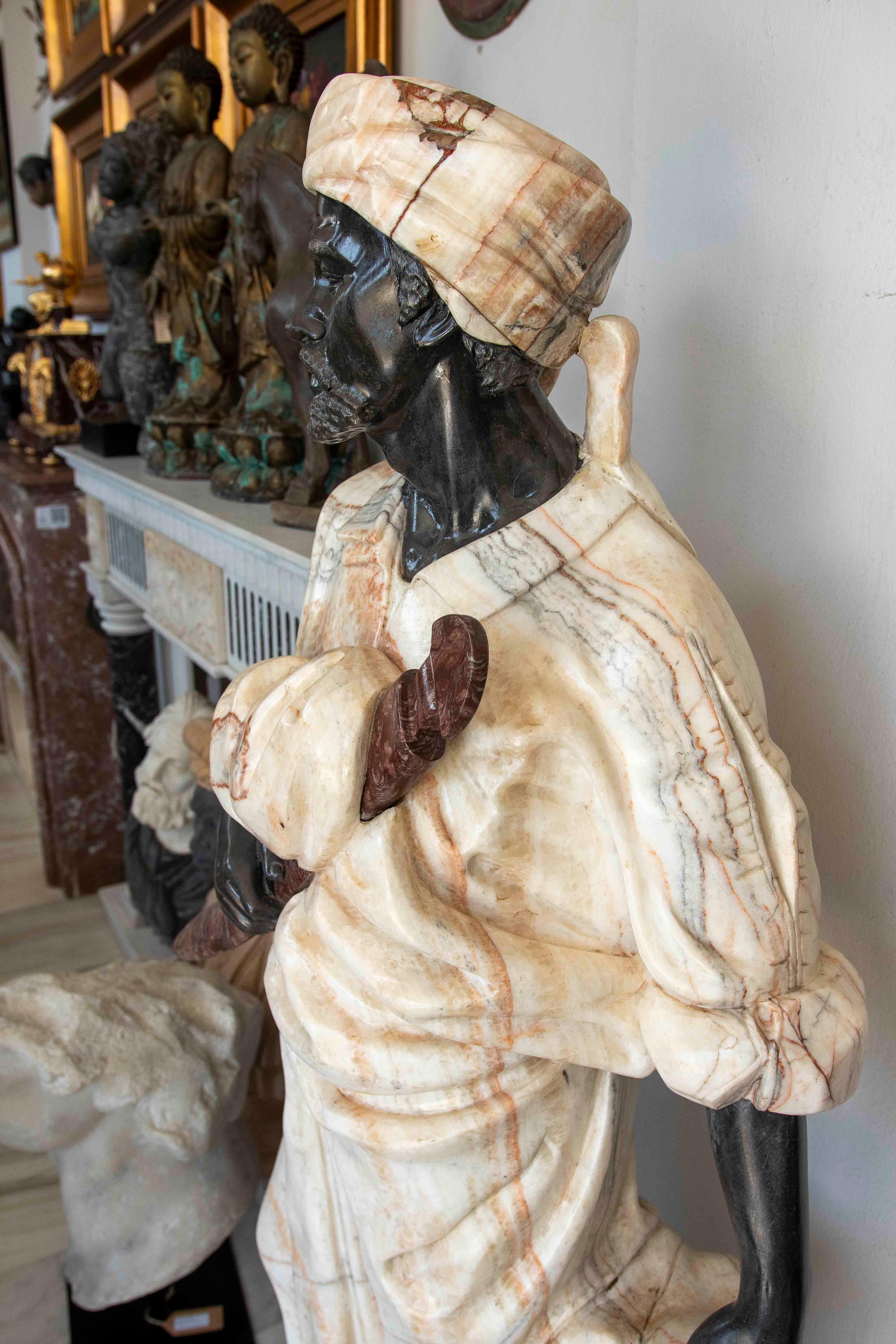 Escultura de guerrero nubio tallada a mano en mármol negro y ónice siglo XX en venta