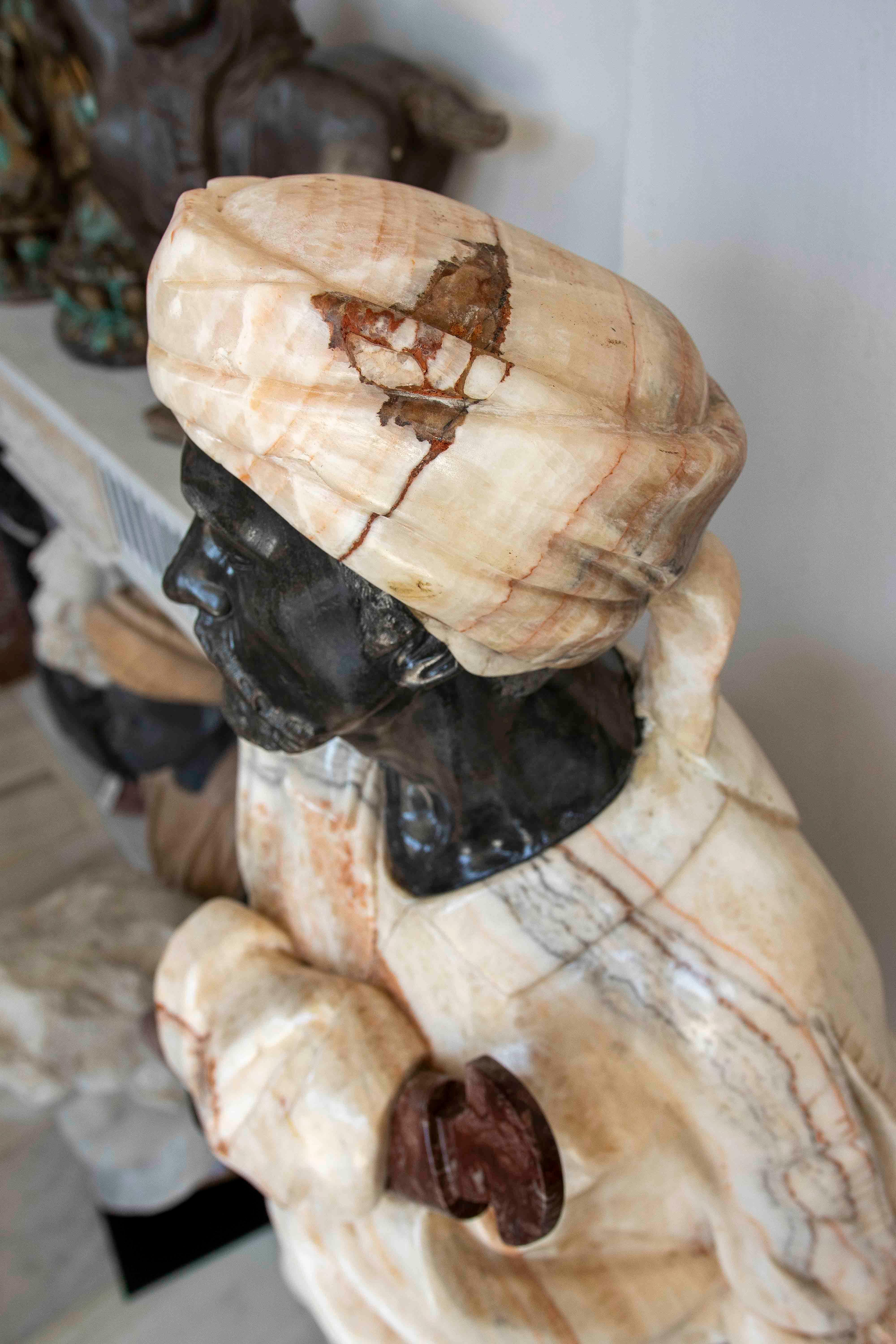 Escultura de guerrero nubio tallada a mano en mármol negro y ónice en venta 1