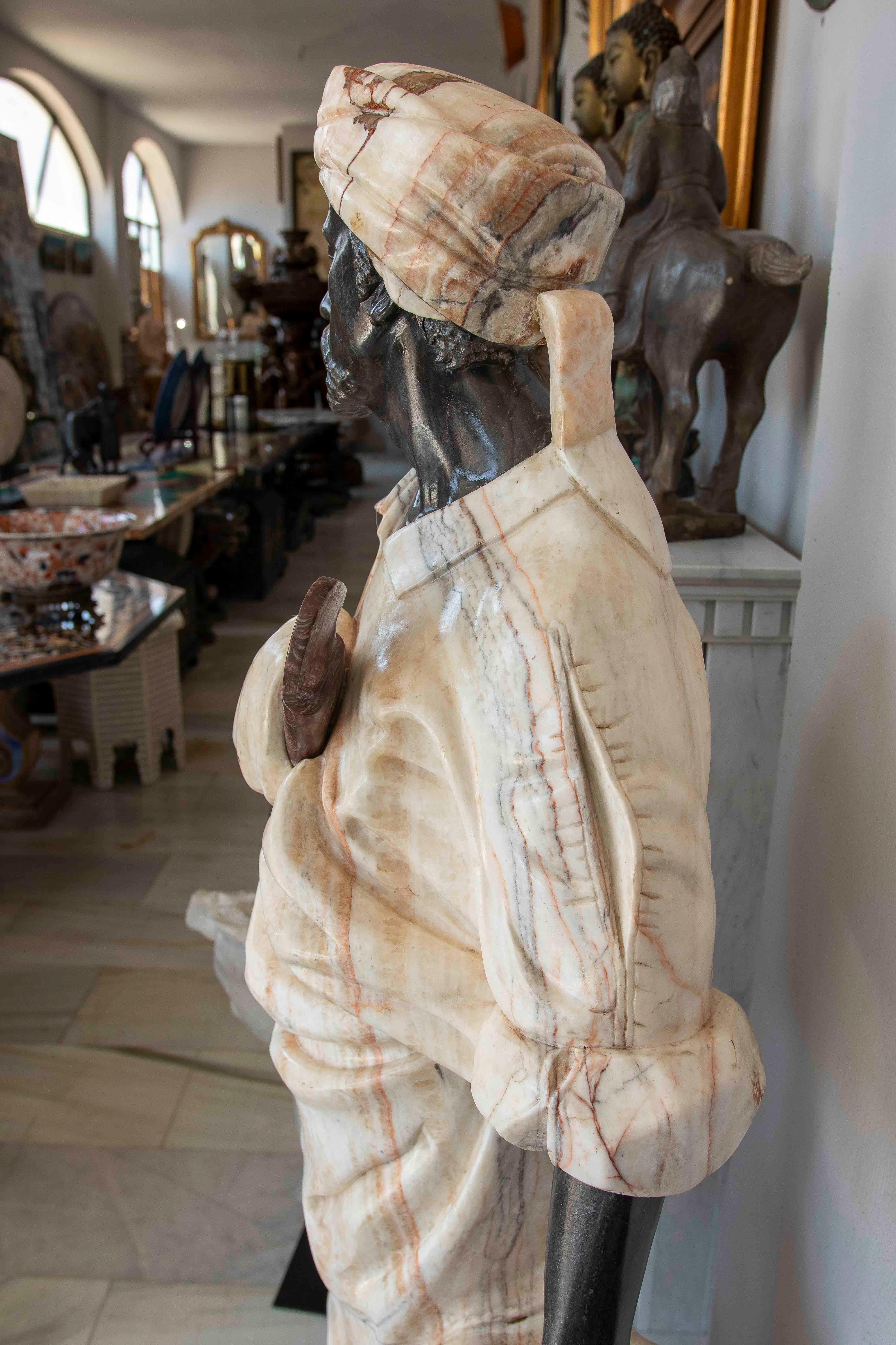 Escultura de guerrero nubio tallada a mano en mármol negro y ónice en venta 2
