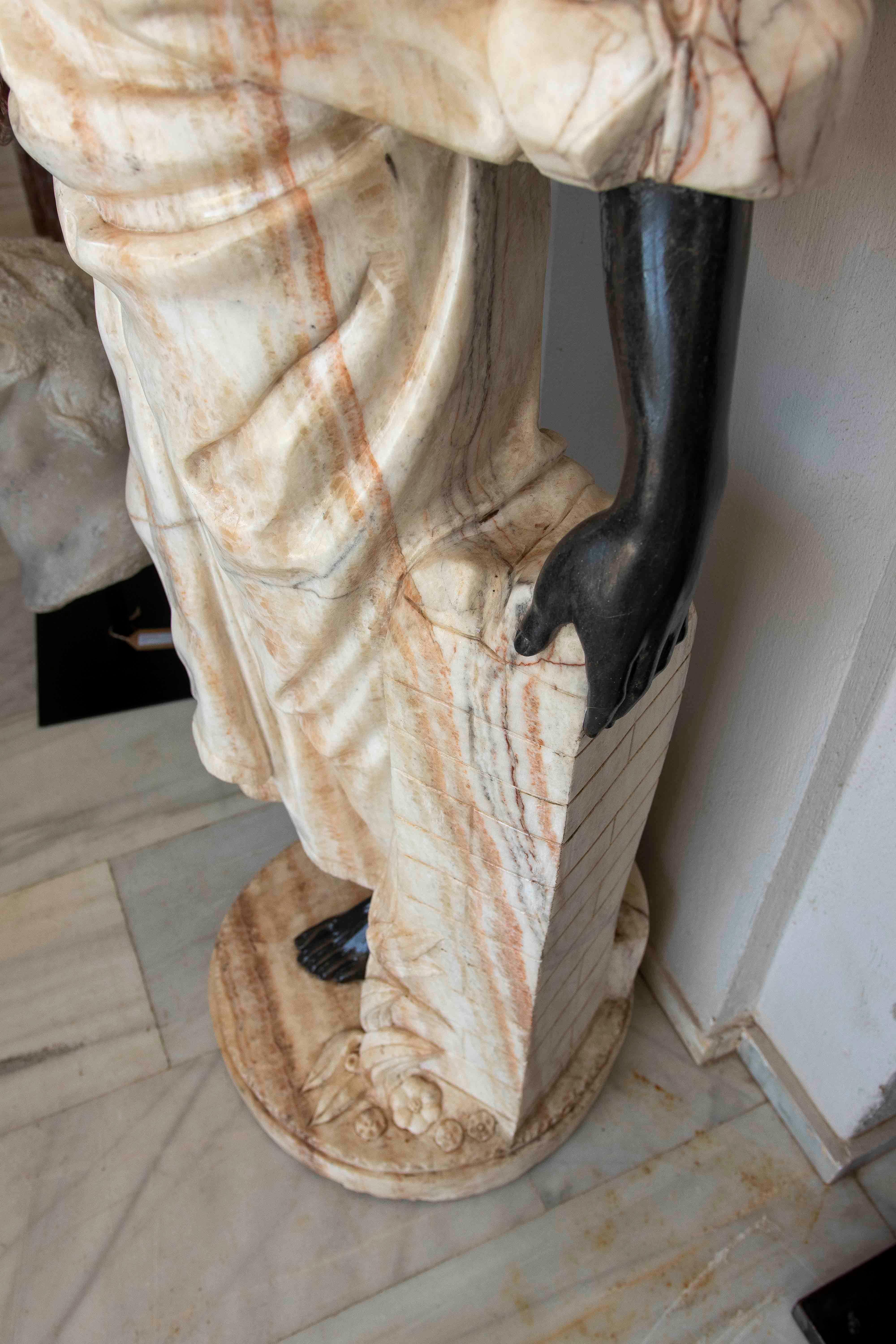 Escultura de guerrero nubio tallada a mano en mármol negro y ónice en venta 3