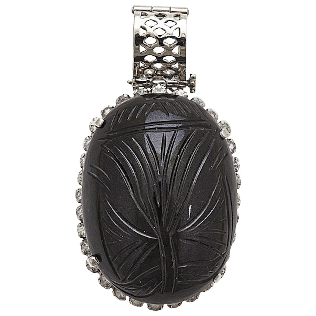 Pendentif obsidienne noir sculpté à la main avec saphirs blancs en vente