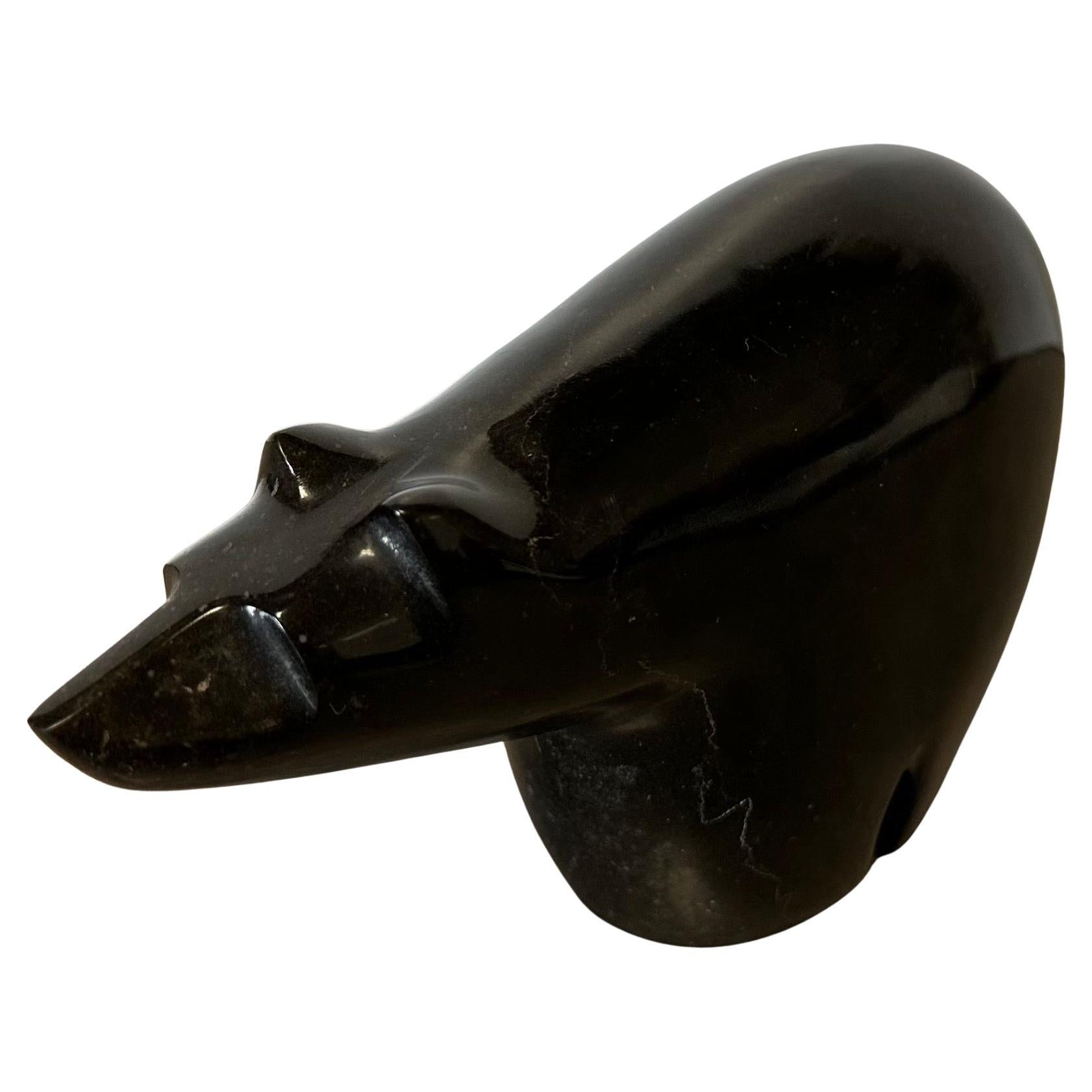 Sculpté à la main Sculpture d'ours polaire en marbre noir massif sculptée à la main en vente