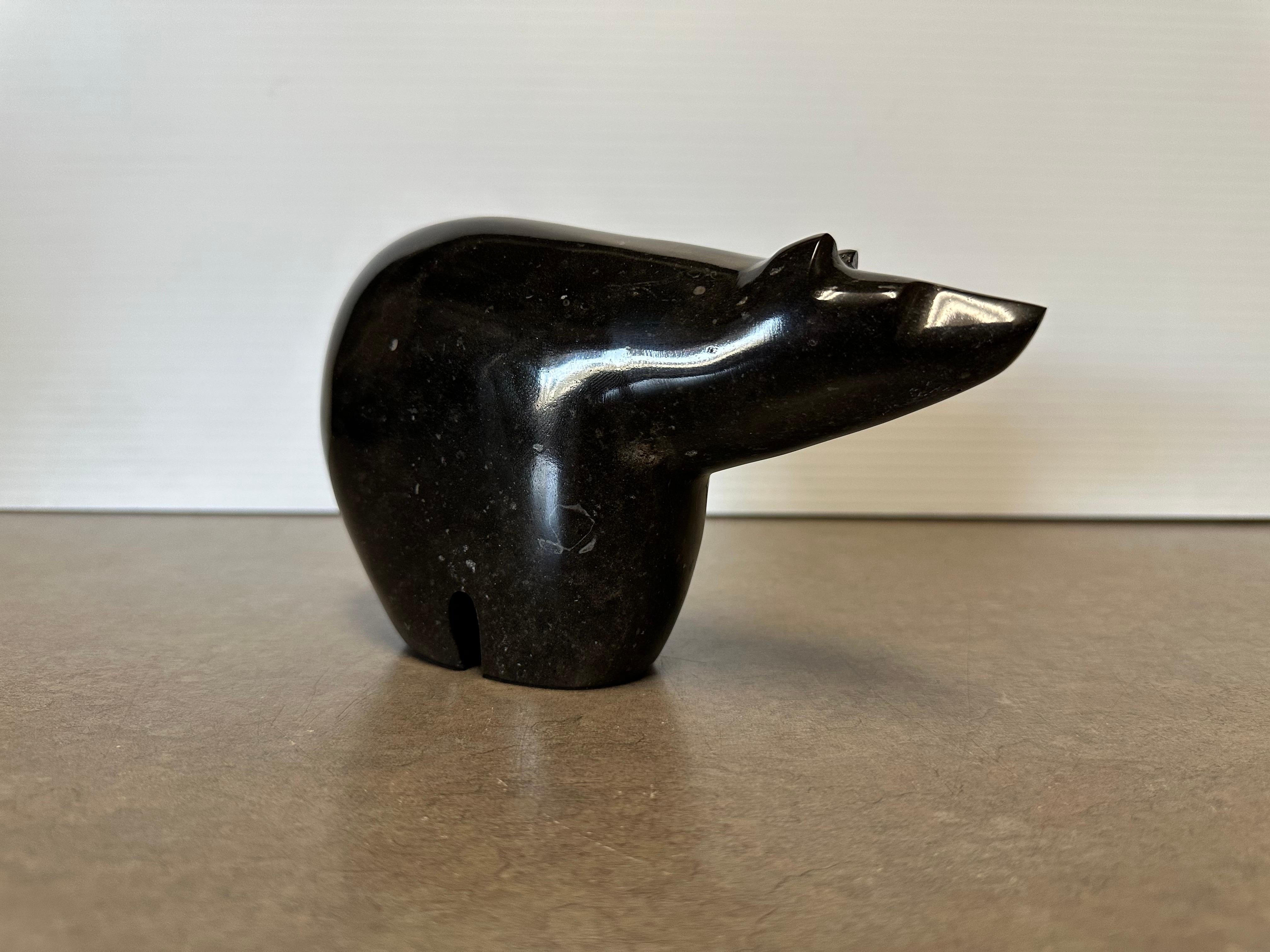 20ième siècle Sculpture d'ours polaire en marbre noir massif sculptée à la main en vente