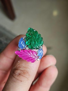 Handgeschnitzter, blauer Saphir, Smaragd, Rubin & Diamanten Tuttu Frutti Cocktail-Ring