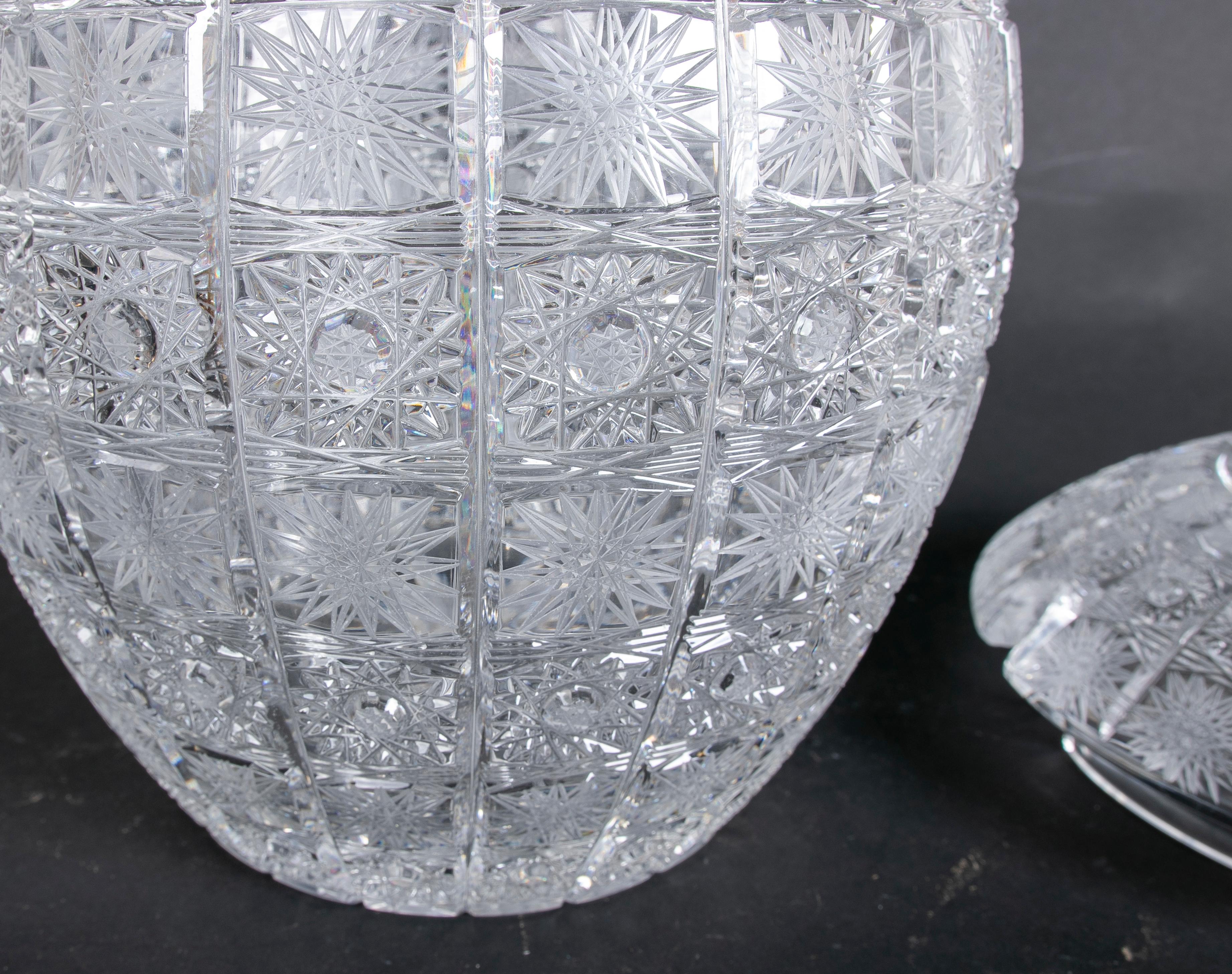 Vasija con tapa de cristal de Bohemia tallada a mano en venta 2