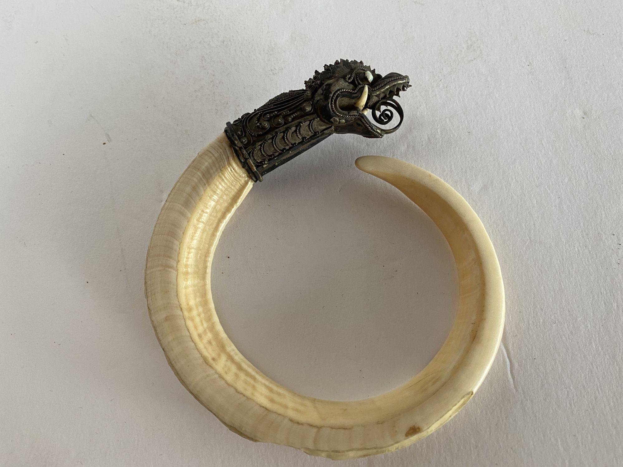Bracelet chinois Oraborus en os et argent sculpté à la main, vers 1800 Excellent état - En vente à Van Nuys, CA